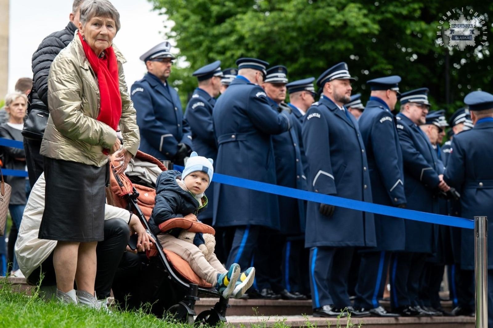 Zdjęcie w galerii na portalu naszwodzislaw.com: Nowi funkcjonariusze śląskiej policji złożyli ślubowanie [FOTO] wiadomości z regionu