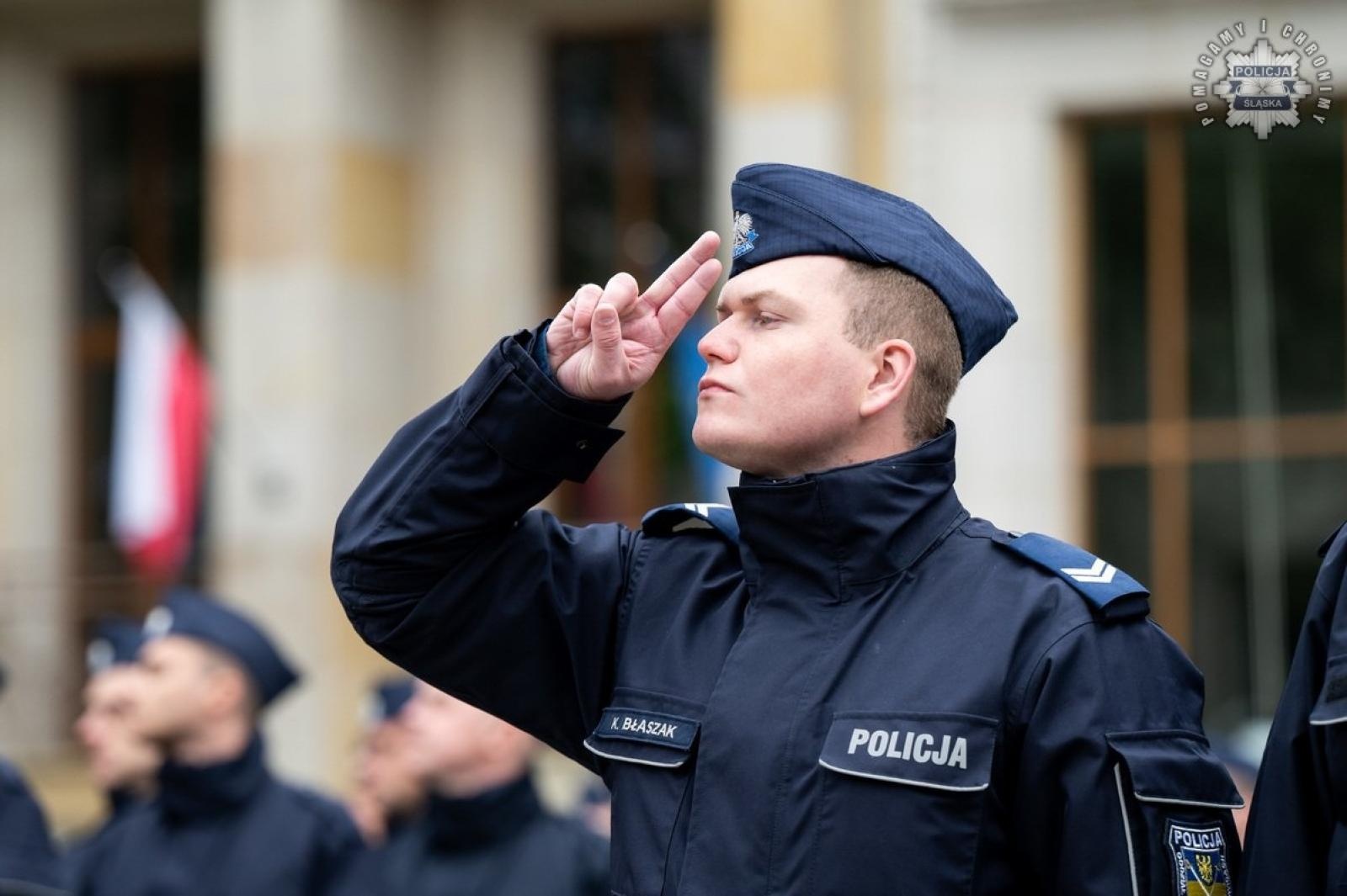 Zdjęcie w galerii na portalu naszwodzislaw.com: Nowi funkcjonariusze śląskiej policji złożyli ślubowanie [FOTO] wiadomości z regionu