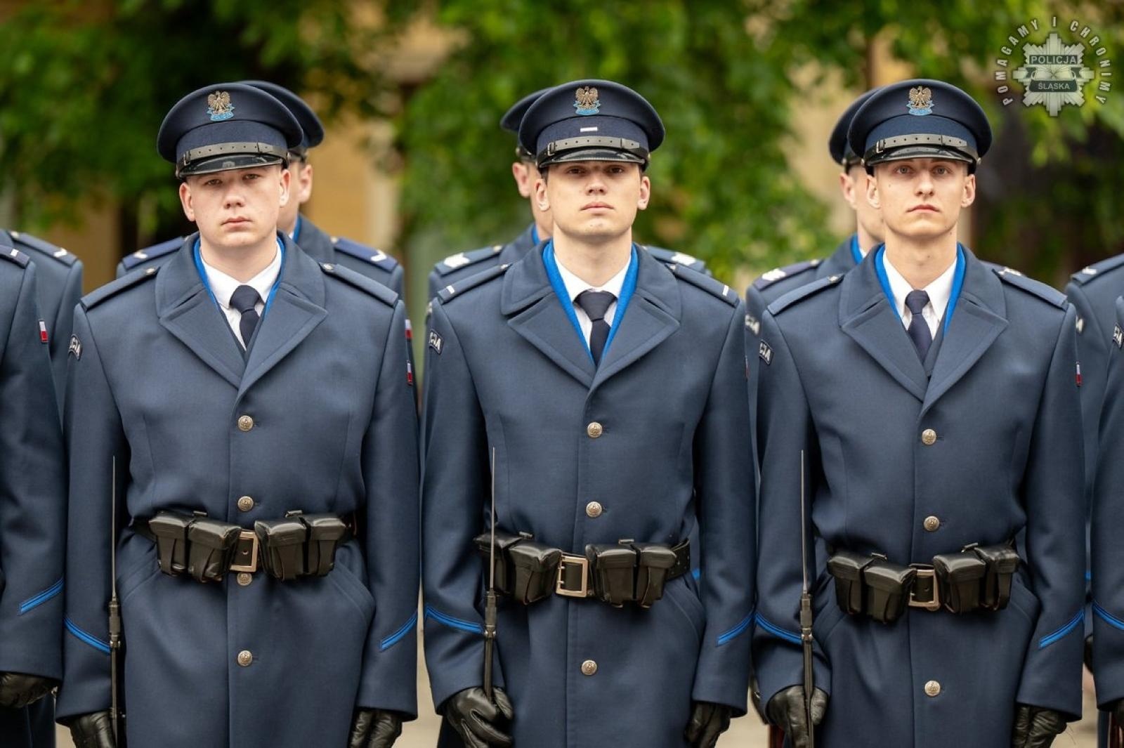 Zdjęcie w galerii na portalu naszwodzislaw.com: Nowi funkcjonariusze śląskiej policji złożyli ślubowanie [FOTO] wiadomości z regionu