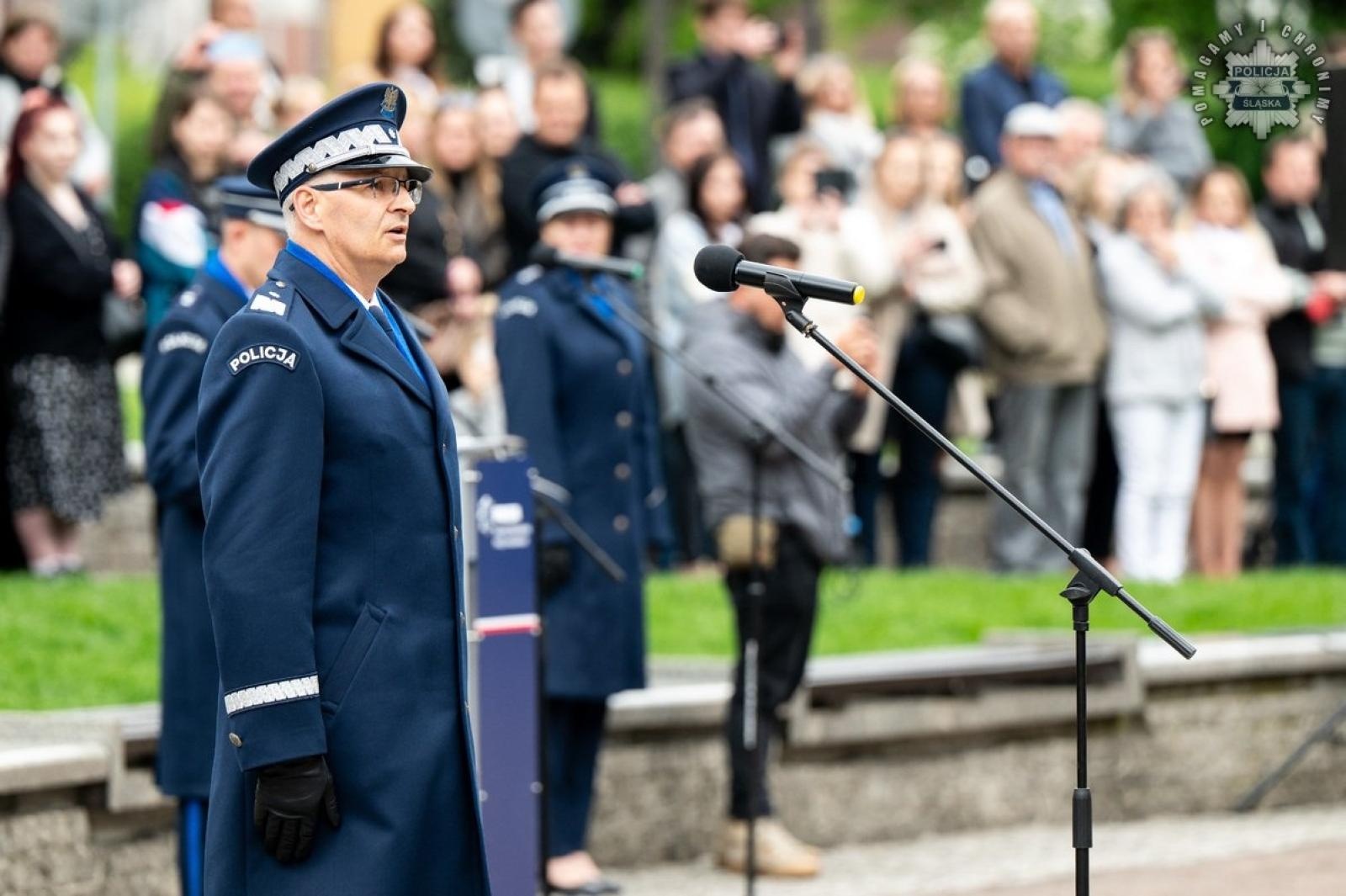 Zdjęcie w galerii na portalu naszwodzislaw.com: Nowi funkcjonariusze śląskiej policji złożyli ślubowanie [FOTO] wiadomości z regionu