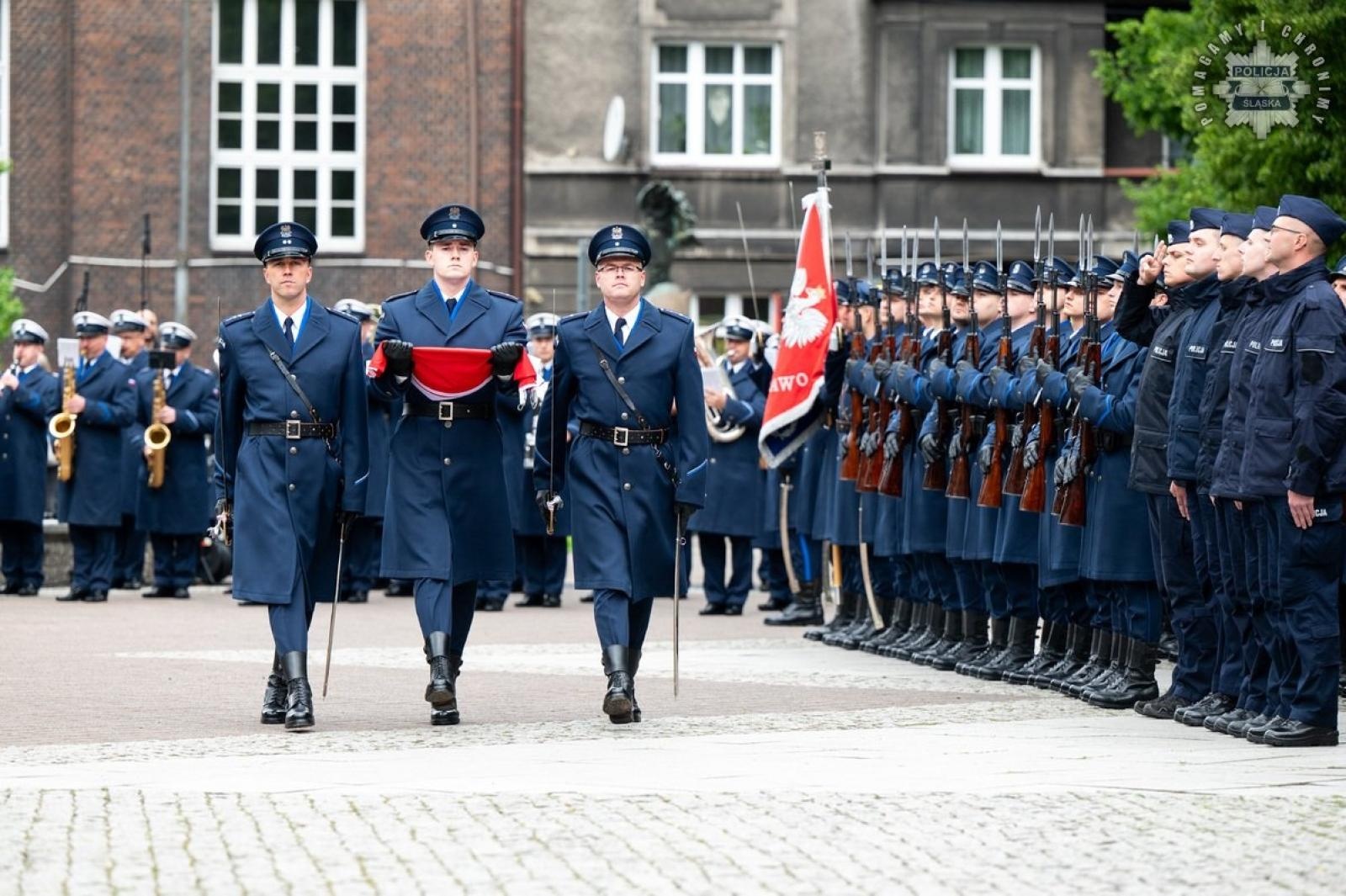 Zdjęcie w galerii na portalu naszwodzislaw.com: Nowi funkcjonariusze śląskiej policji złożyli ślubowanie [FOTO] wiadomości z regionu