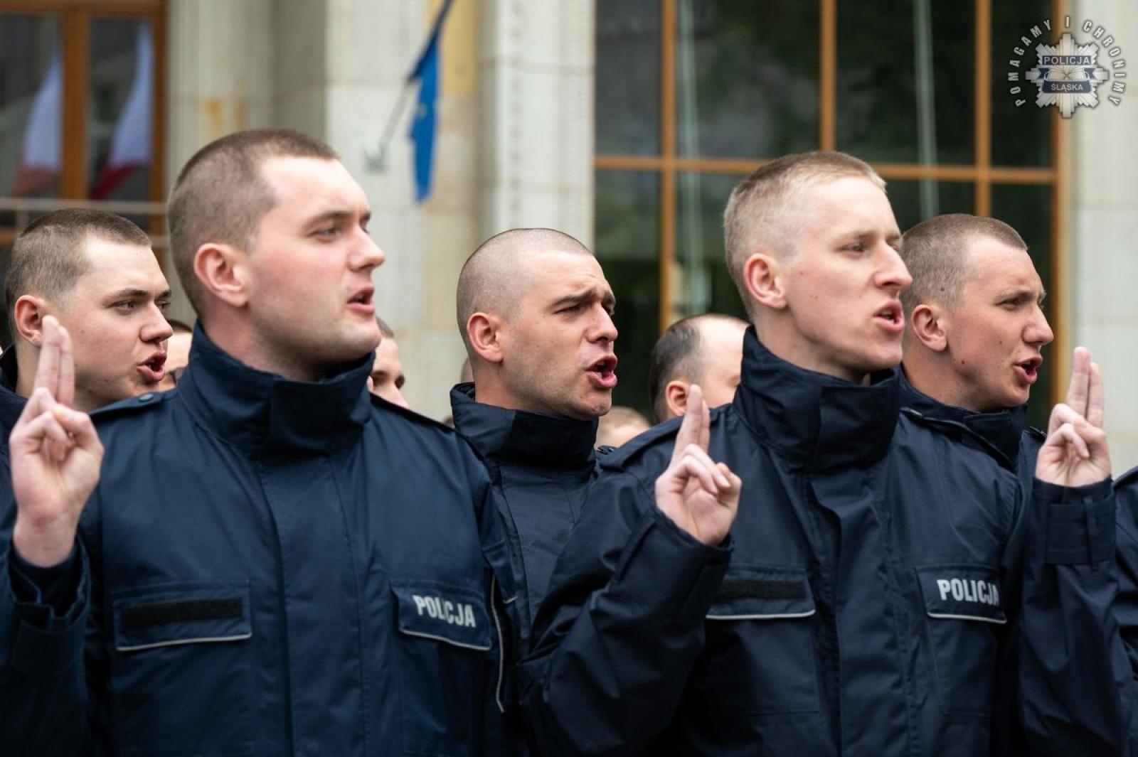 Zdjęcie w galerii na portalu naszwodzislaw.com: Nowi funkcjonariusze śląskiej policji złożyli ślubowanie [FOTO] wiadomości z regionu