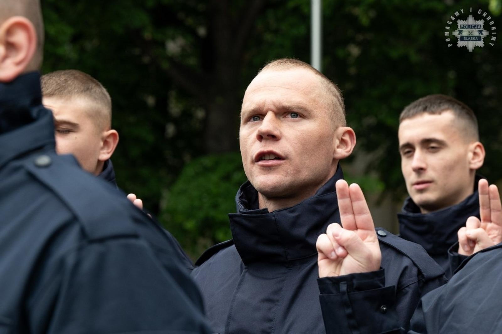Zdjęcie w galerii na portalu naszwodzislaw.com: Nowi funkcjonariusze śląskiej policji złożyli ślubowanie [FOTO] wiadomości z regionu
