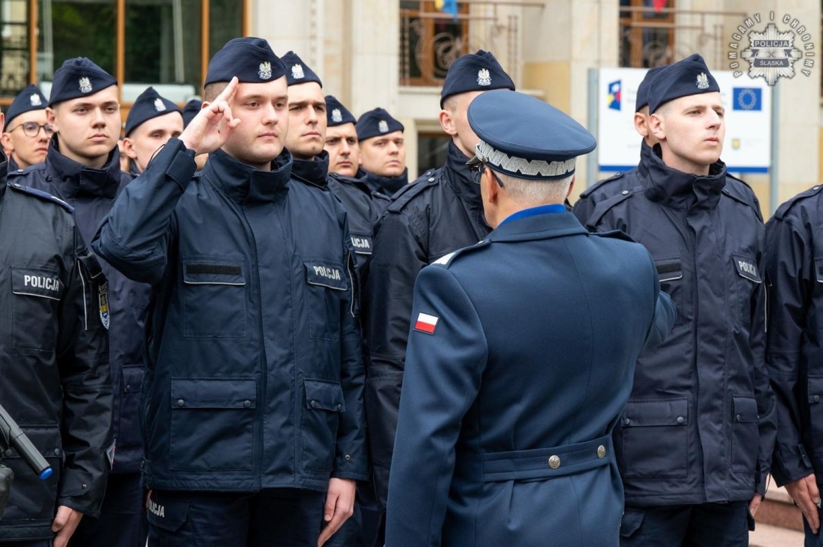 Zdjęcie w galerii na portalu naszwodzislaw.com: Nowi funkcjonariusze śląskiej policji złożyli ślubowanie [FOTO] wiadomości z regionu