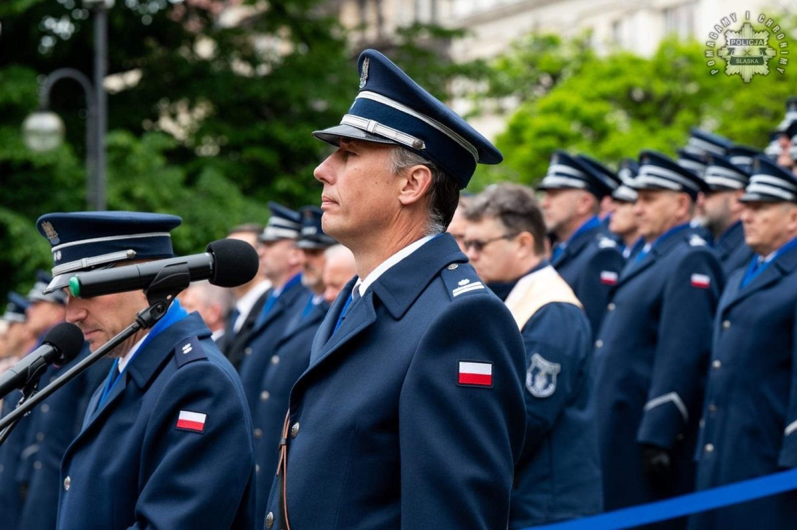 Zdjęcie w galerii na portalu naszwodzislaw.com: Nowi funkcjonariusze śląskiej policji złożyli ślubowanie [FOTO] wiadomości z regionu