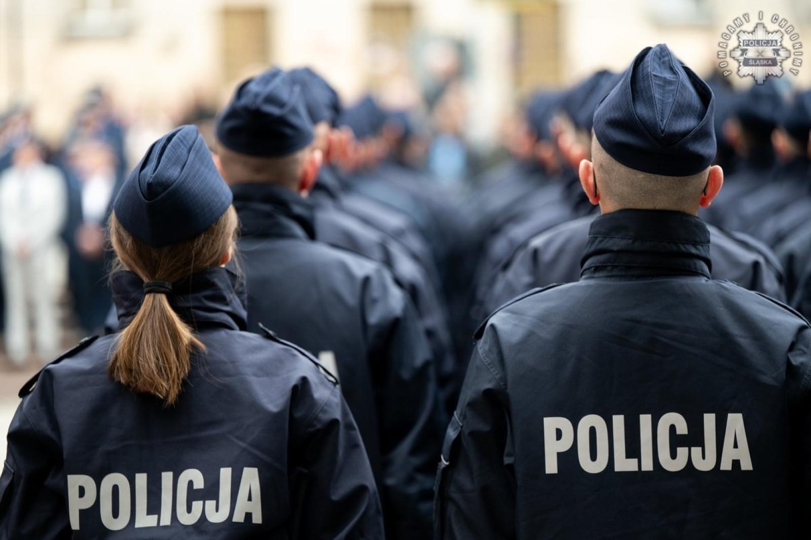 Zdjęcie w galerii na portalu naszwodzislaw.com: Nowi funkcjonariusze śląskiej policji złożyli ślubowanie [FOTO] wiadomości z regionu