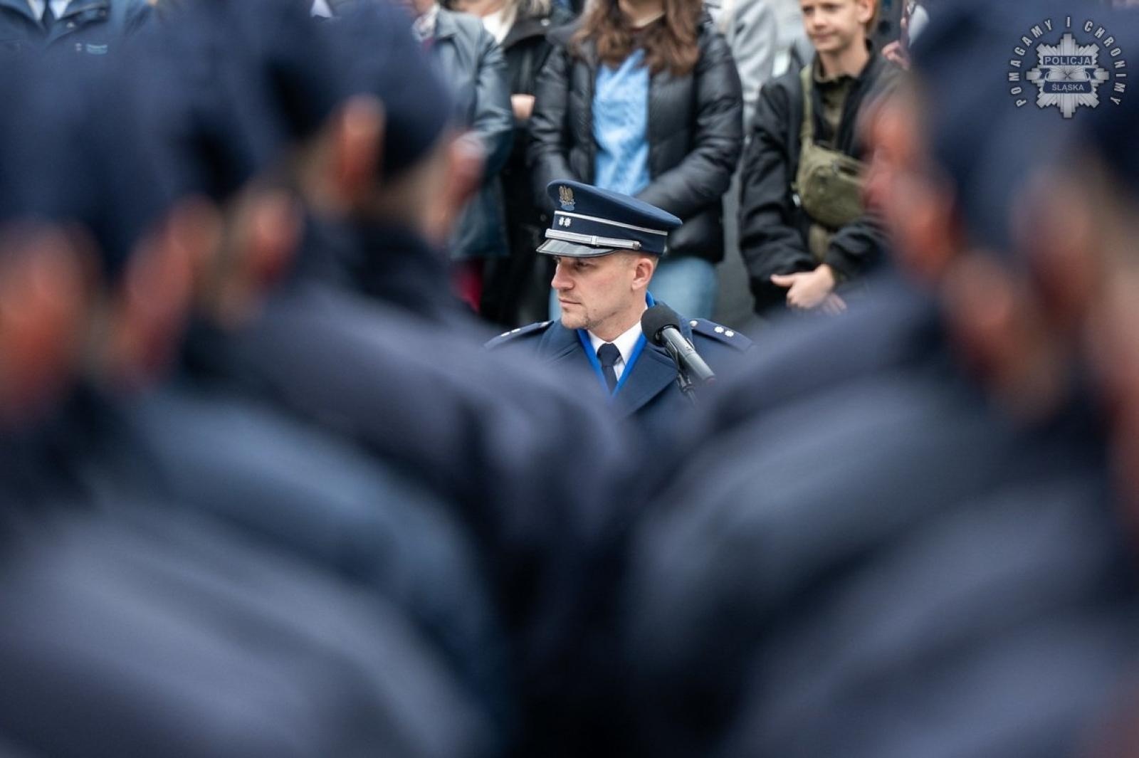 Zdjęcie w galerii na portalu naszwodzislaw.com: Nowi funkcjonariusze śląskiej policji złożyli ślubowanie [FOTO] wiadomości z regionu