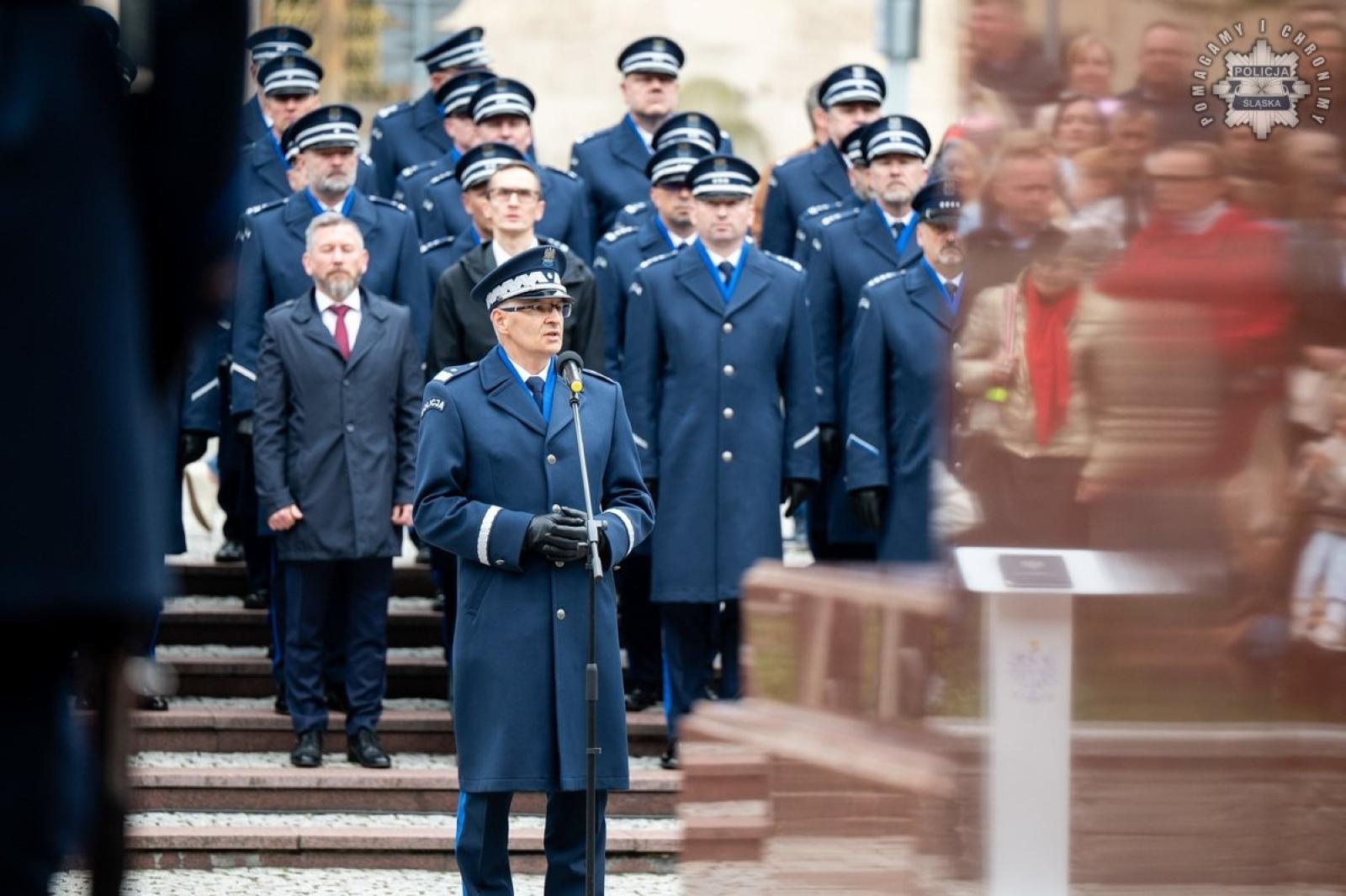 Zdjęcie w galerii na portalu naszwodzislaw.com: Nowi funkcjonariusze śląskiej policji złożyli ślubowanie [FOTO] wiadomości z regionu