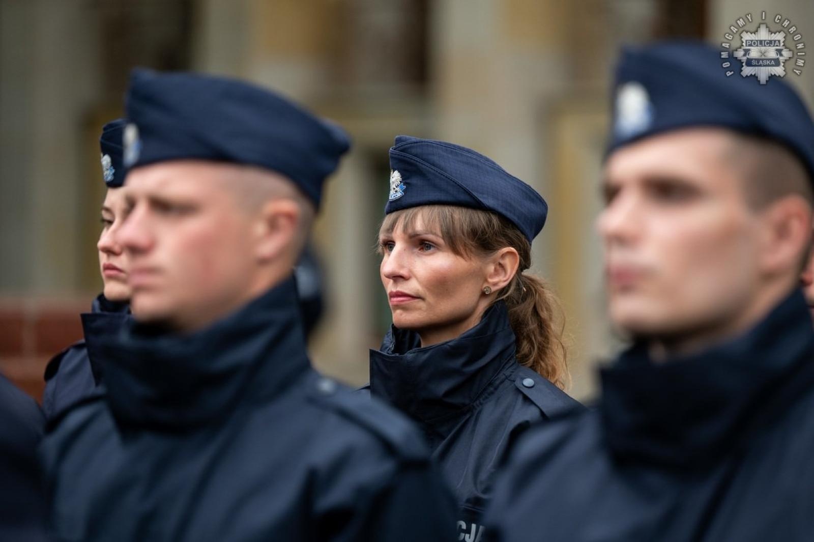 Zdjęcie w galerii na portalu naszwodzislaw.com: Nowi funkcjonariusze śląskiej policji złożyli ślubowanie [FOTO] wiadomości z regionu
