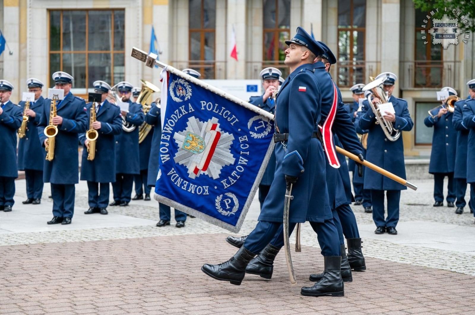 Zdjęcie w galerii na portalu naszwodzislaw.com: Nowi funkcjonariusze śląskiej policji złożyli ślubowanie [FOTO] wiadomości z regionu