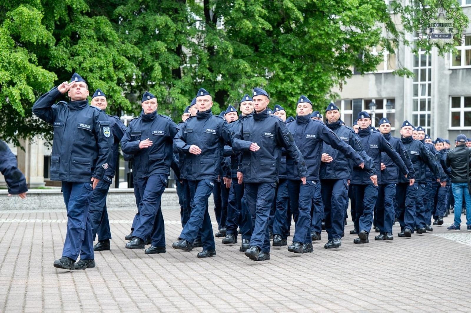 Zdjęcie w galerii na portalu naszwodzislaw.com: Nowi funkcjonariusze śląskiej policji złożyli ślubowanie [FOTO] wiadomości z regionu