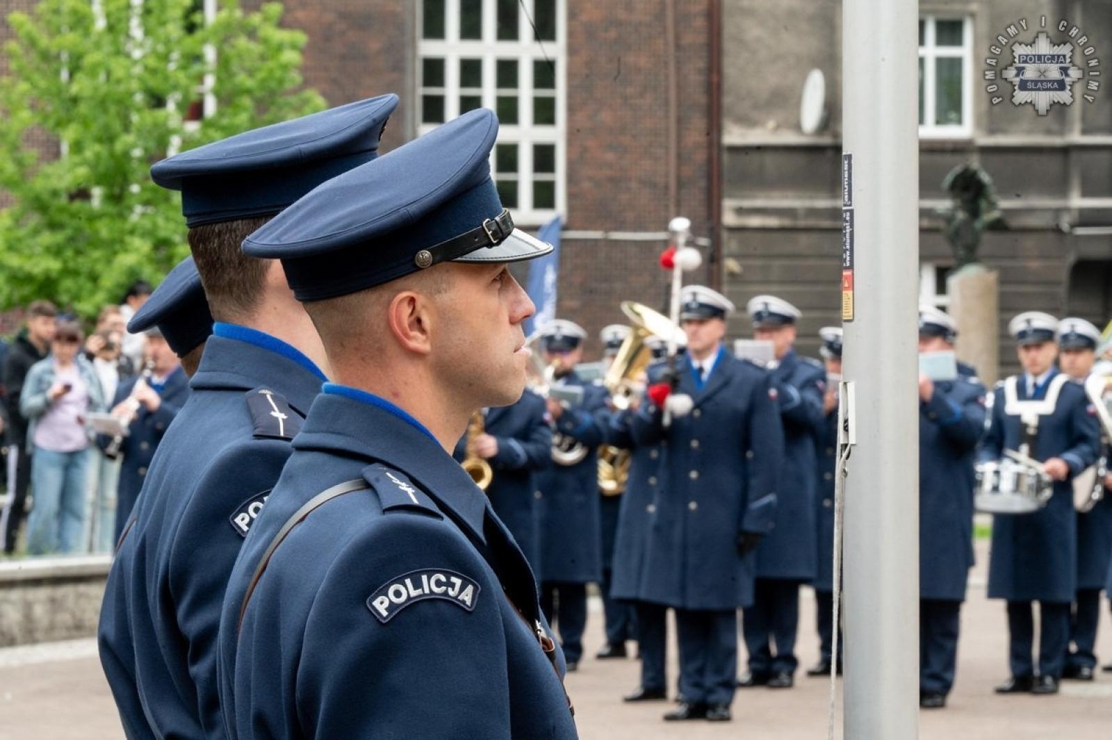Zdjęcie w galerii na portalu naszwodzislaw.com: Nowi funkcjonariusze śląskiej policji złożyli ślubowanie [FOTO] wiadomości z regionu