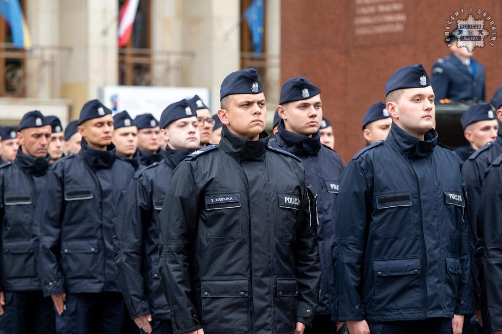 Zdjęcie w galerii na portalu naszwodzislaw.com: Nowi funkcjonariusze śląskiej policji złożyli ślubowanie [FOTO] wiadomości z regionu