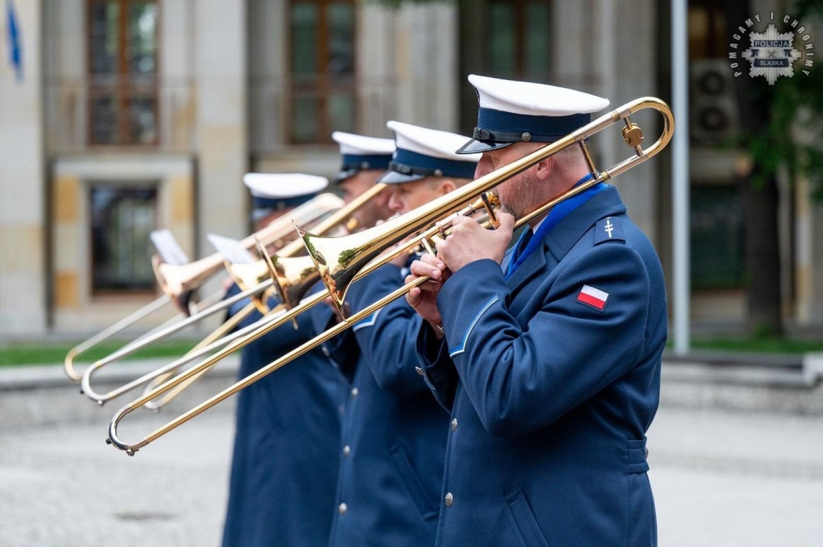 Zdjęcie w galerii na portalu naszwodzislaw.com: Nowi funkcjonariusze śląskiej policji złożyli ślubowanie [FOTO] wiadomości z regionu