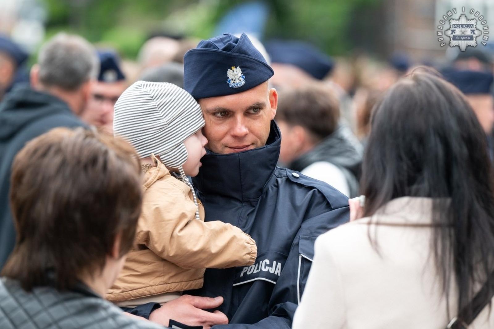 Zdjęcie w galerii na portalu naszwodzislaw.com: Nowi funkcjonariusze śląskiej policji złożyli ślubowanie [FOTO] wiadomości z regionu