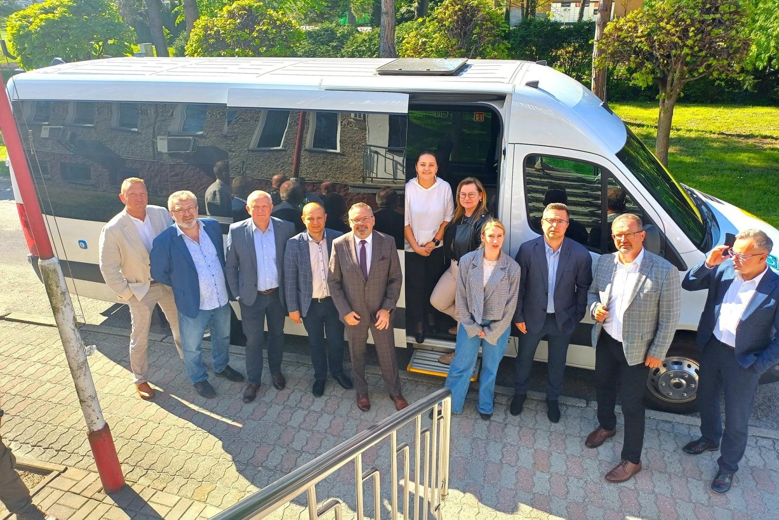 Zdjęcie w galerii na portalu naszwodzislaw.com: Godów. Nowy autobus służy już dzieciom z niepełnosprawnościami wiadomości z regionu