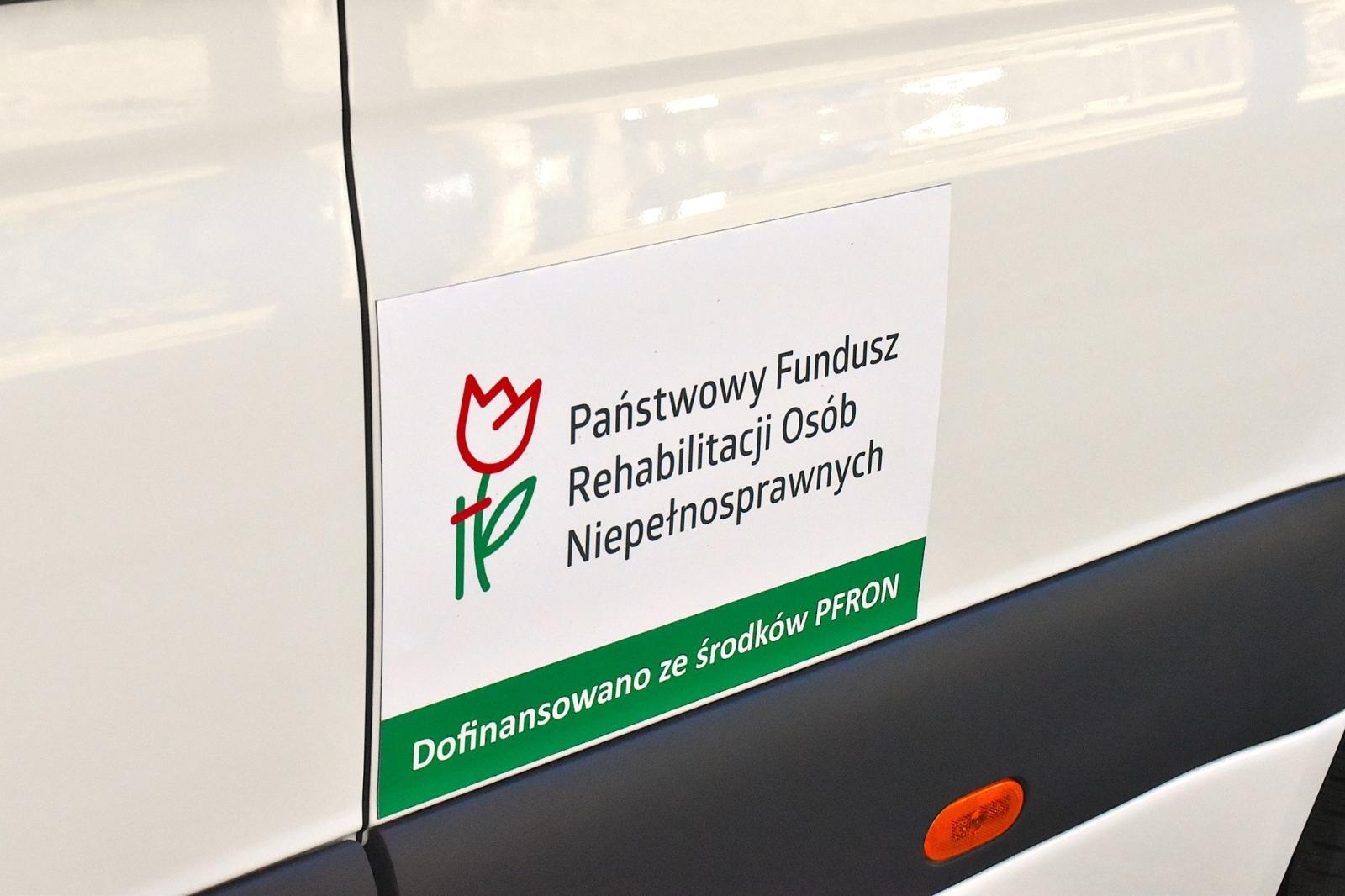 Zdjęcie w galerii na portalu naszwodzislaw.com: Godów. Nowy autobus służy już dzieciom z niepełnosprawnościami wiadomości z regionu