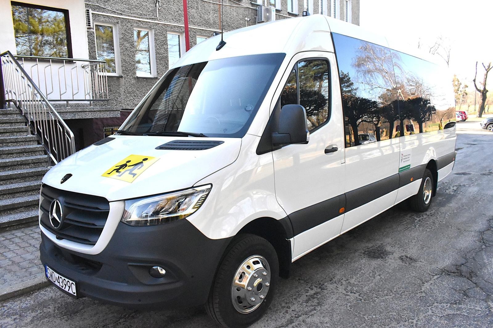 Zdjęcie w galerii na portalu naszwodzislaw.com: Godów. Nowy autobus służy już dzieciom z niepełnosprawnościami wiadomości z regionu