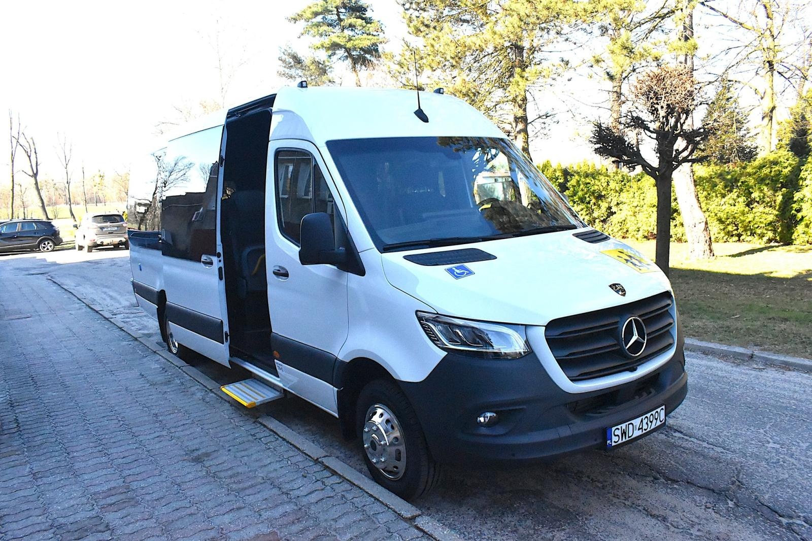 Zdjęcie w galerii na portalu naszwodzislaw.com: Godów. Nowy autobus służy już dzieciom z niepełnosprawnościami wiadomości z regionu