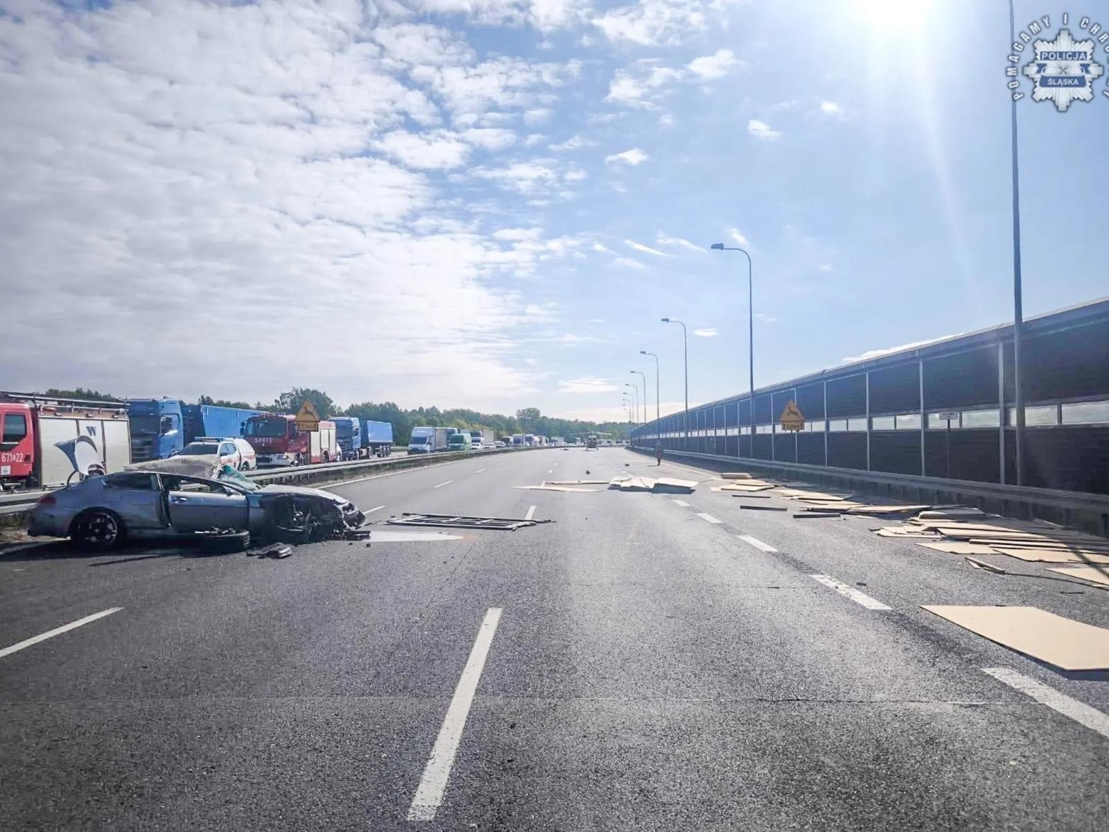 Zdjęcie w galerii na portalu naszwodzislaw.com: Tragiczny wypadek na autostradzie A4 w kierunku Katowic. Jedna osoba nie żyje wiadomości z regionu