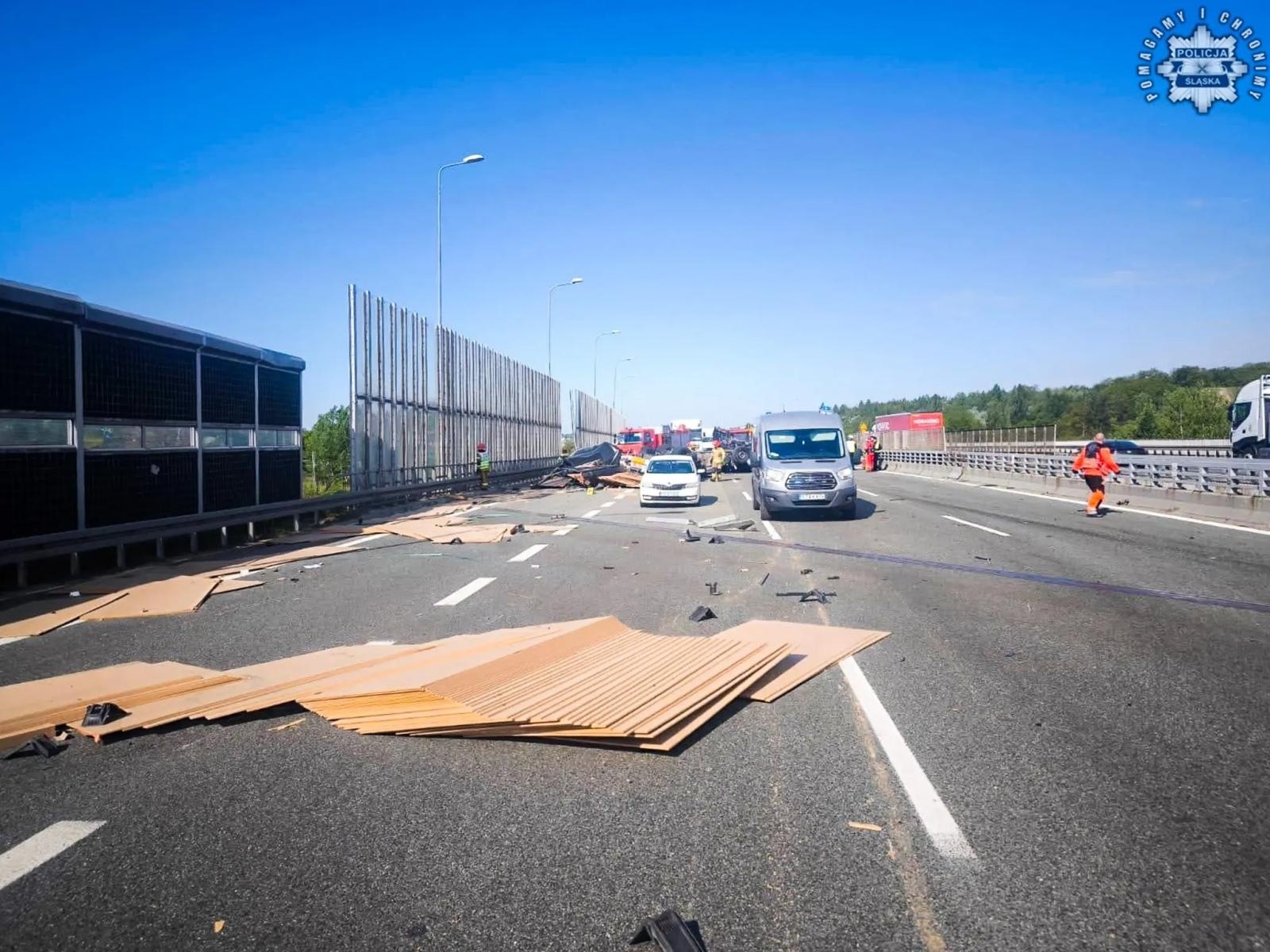 Zdjęcie w galerii na portalu naszwodzislaw.com: Tragiczny wypadek na autostradzie A4 w kierunku Katowic. Jedna osoba nie żyje wiadomości z regionu