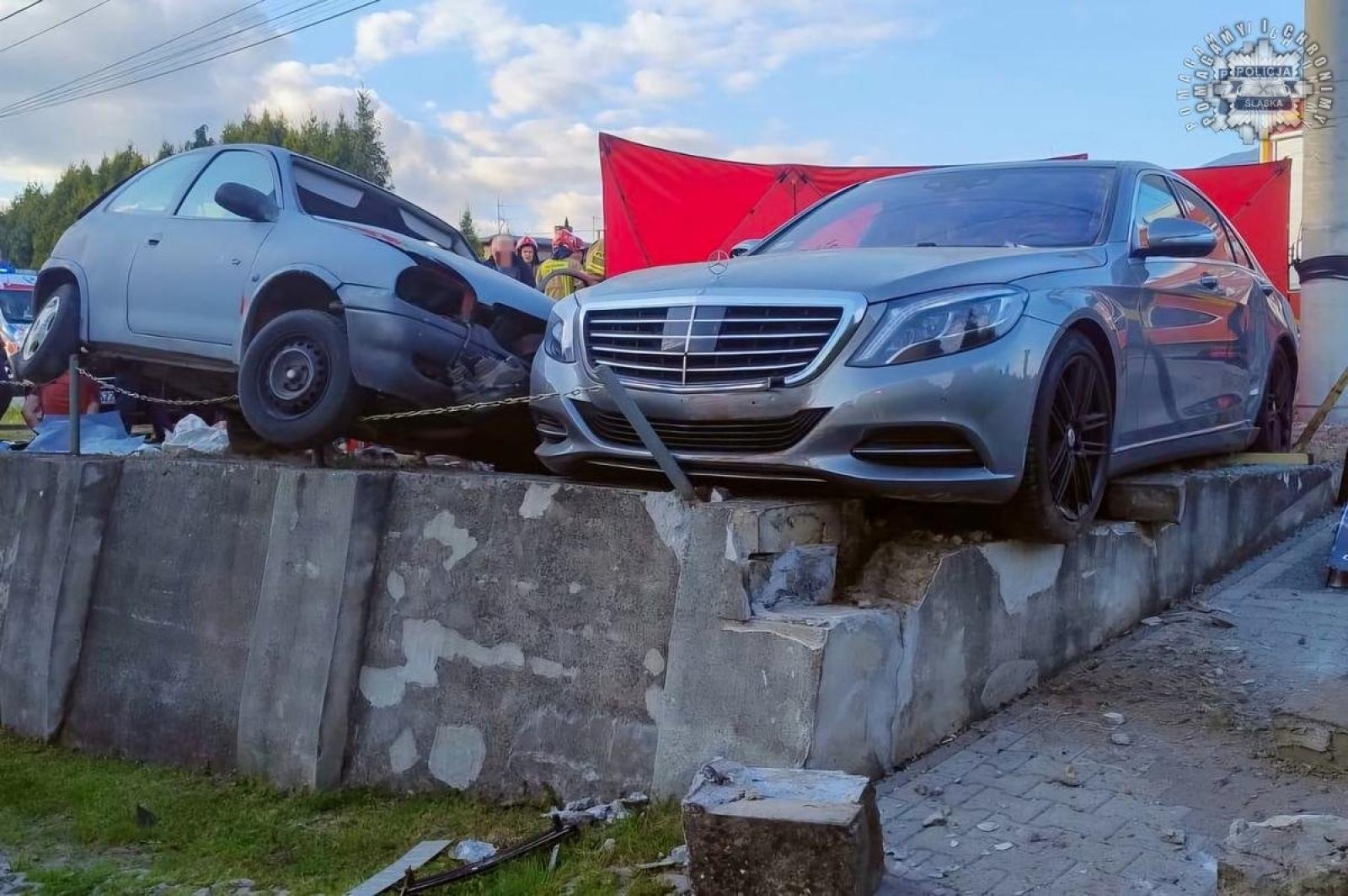 Zdjęcie w galerii na portalu naszwodzislaw.com: Nie zatrzymał się do kontroli. Uciekał z 6-letnim dzieckiem w aucie. Spowodował poważny wypadek wiadomości z regionu