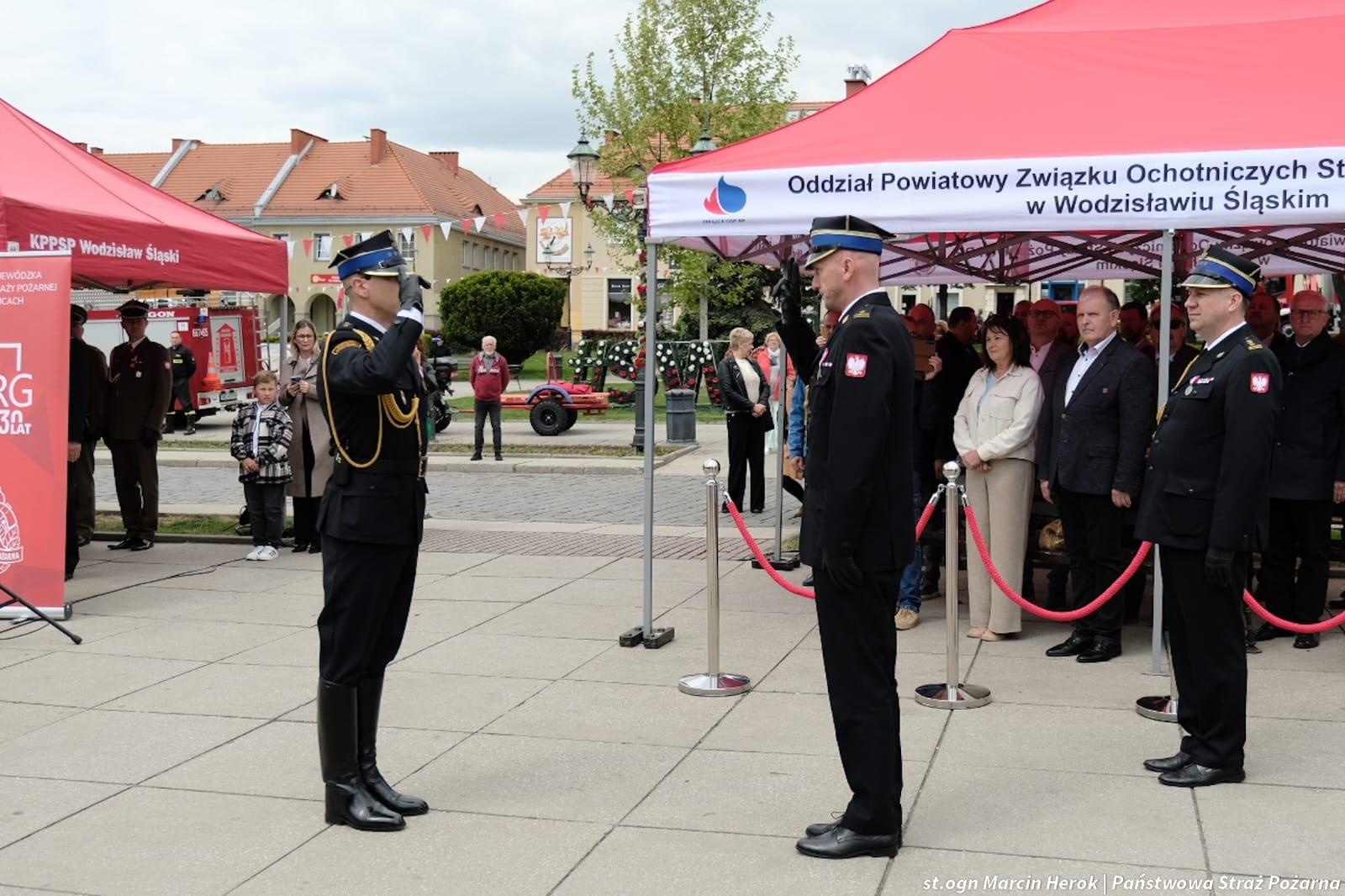 Zdjęcie w galerii na portalu naszwodzislaw.com: Medale, odznaki i awanse. Uroczyste obchody z okazji Dnia Strażaka na wodzisławskim rynku wiadomości z regionu