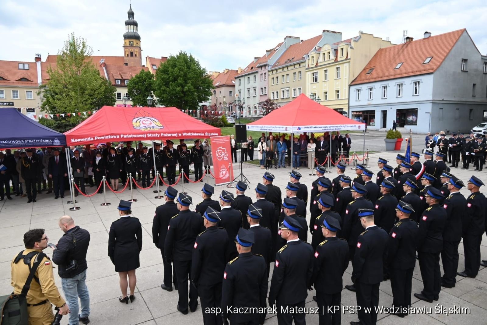 Zdjęcie w galerii na portalu naszwodzislaw.com: Medale, odznaki i awanse. Uroczyste obchody z okazji Dnia Strażaka na wodzisławskim rynku wiadomości z regionu