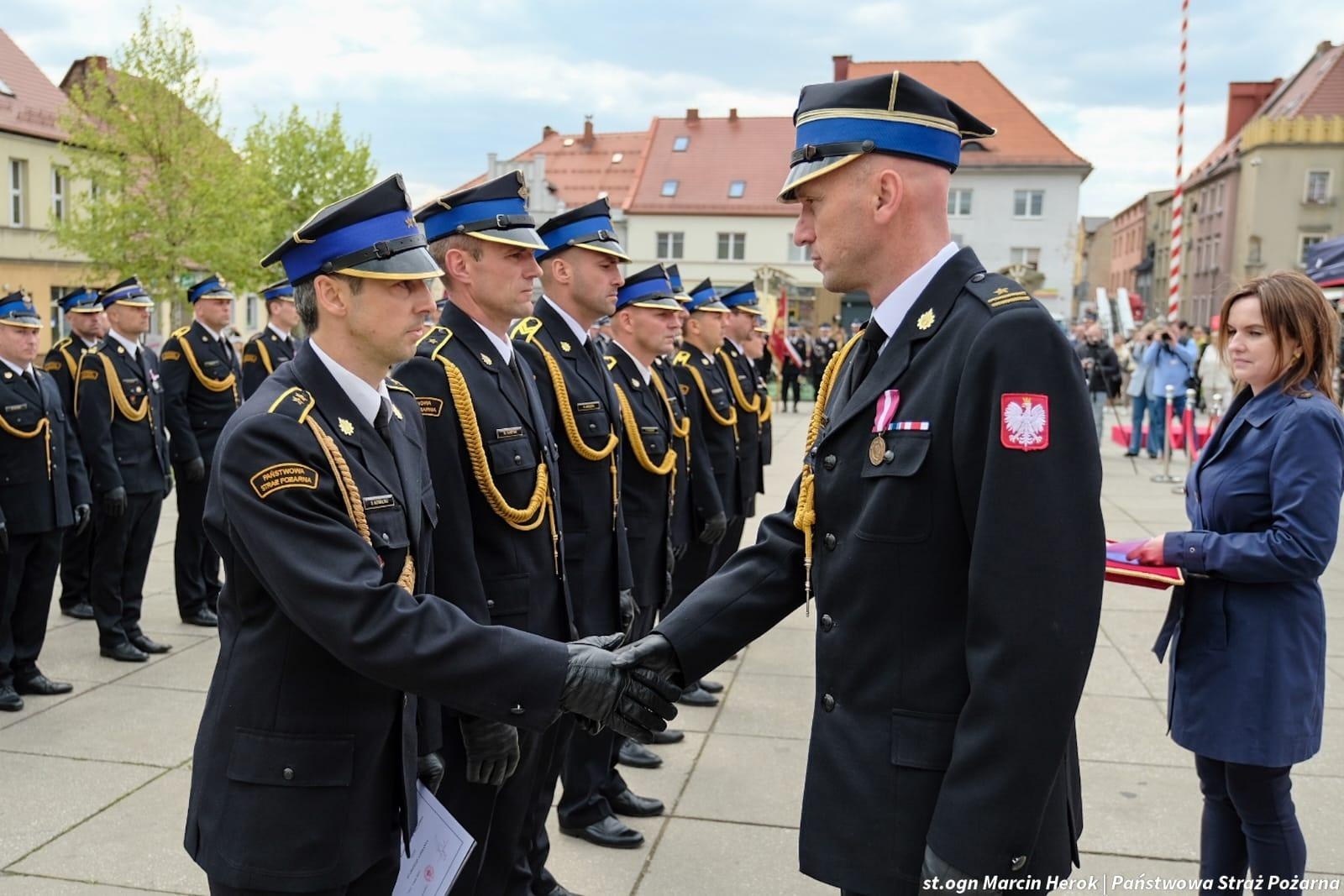 Zdjęcie w galerii na portalu naszwodzislaw.com: Medale, odznaki i awanse. Uroczyste obchody z okazji Dnia Strażaka na wodzisławskim rynku wiadomości z regionu