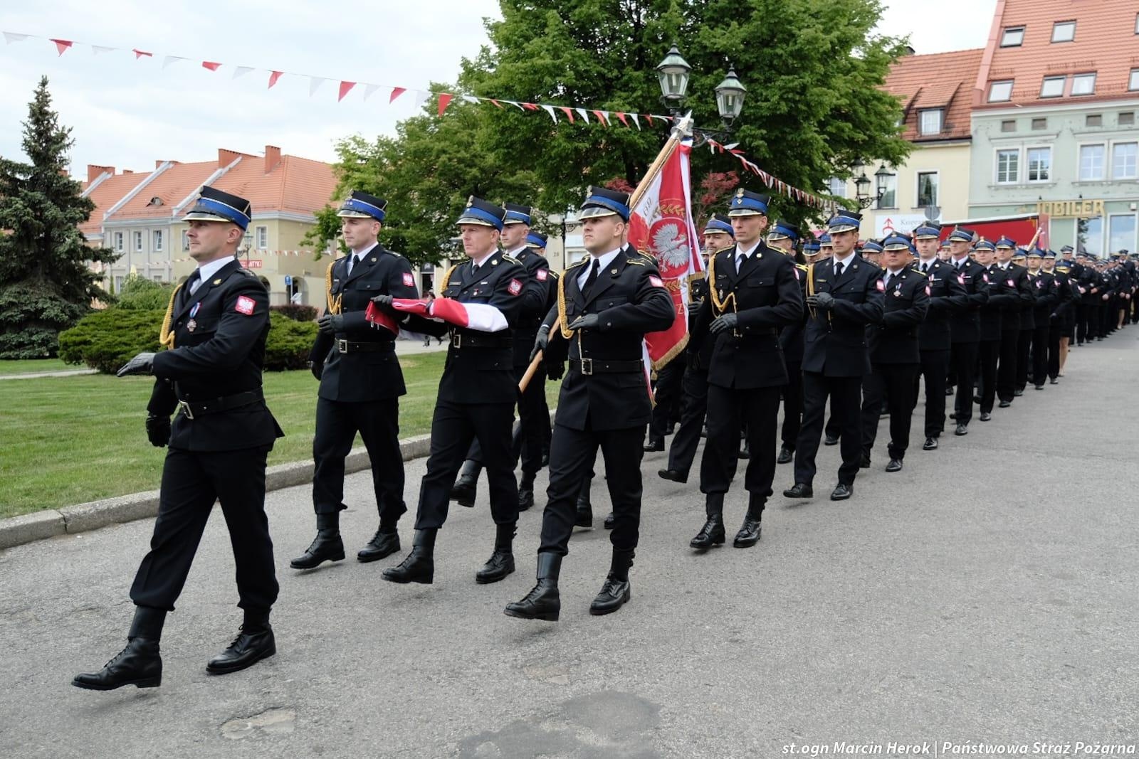 Zdjęcie w galerii na portalu naszwodzislaw.com: Medale, odznaki i awanse. Uroczyste obchody z okazji Dnia Strażaka na wodzisławskim rynku wiadomości z regionu