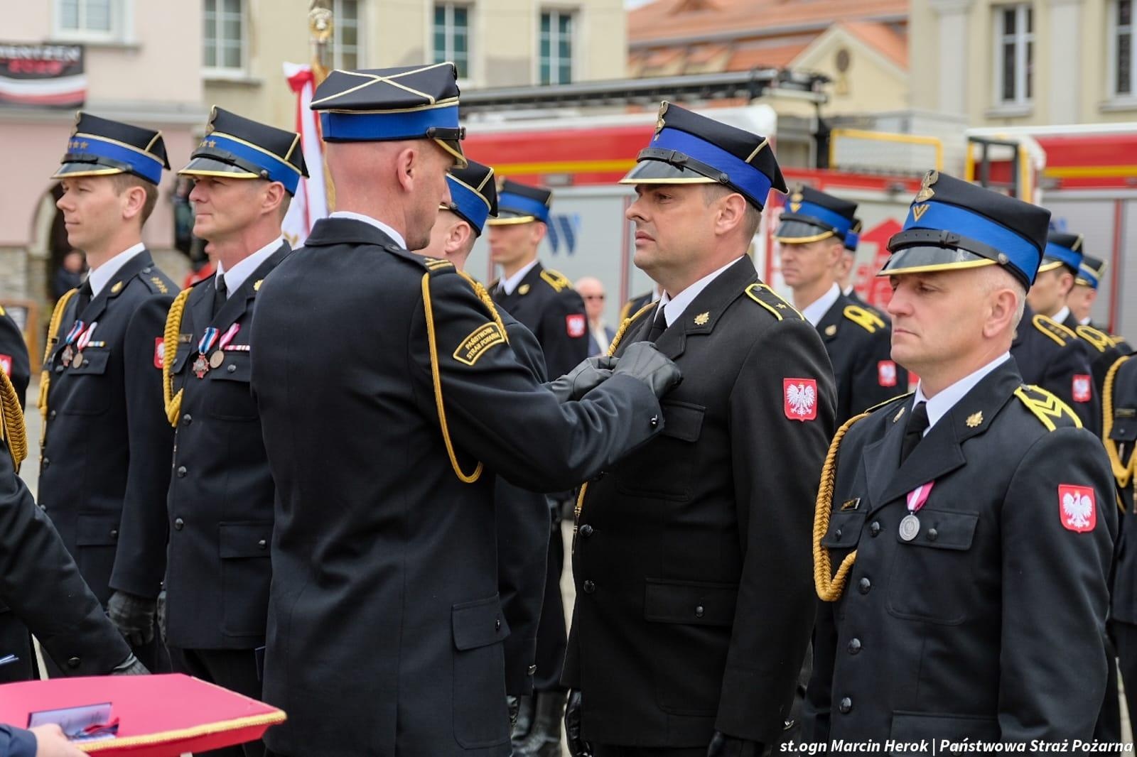 Zdjęcie w galerii na portalu naszwodzislaw.com: Medale, odznaki i awanse. Uroczyste obchody z okazji Dnia Strażaka na wodzisławskim rynku wiadomości z regionu