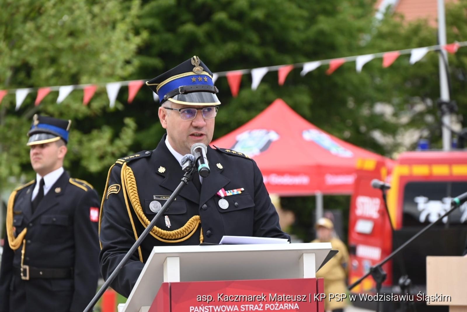 Zdjęcie w galerii na portalu naszwodzislaw.com: Medale, odznaki i awanse. Uroczyste obchody z okazji Dnia Strażaka na wodzisławskim rynku wiadomości z regionu