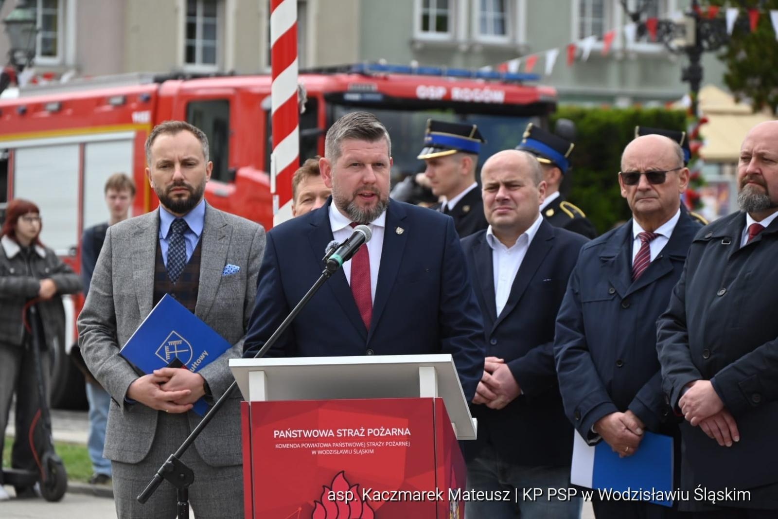 Zdjęcie w galerii na portalu naszwodzislaw.com: Medale, odznaki i awanse. Uroczyste obchody z okazji Dnia Strażaka na wodzisławskim rynku wiadomości z regionu