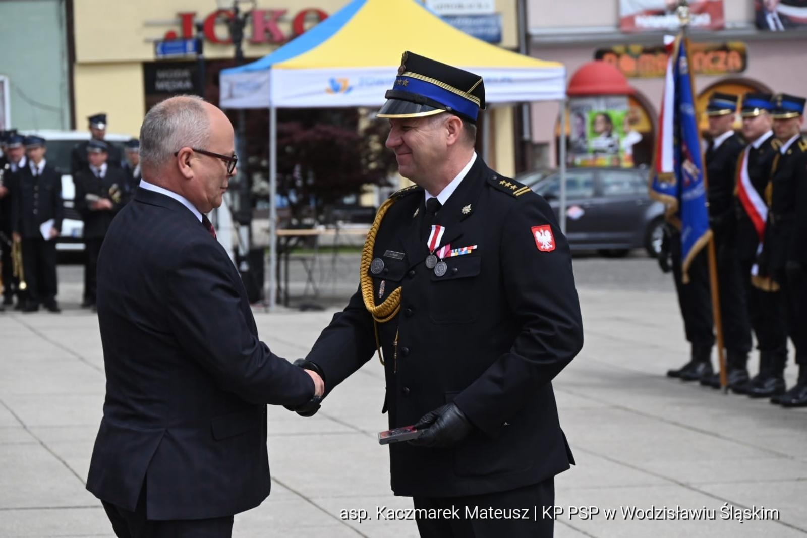 Zdjęcie w galerii na portalu naszwodzislaw.com: Medale, odznaki i awanse. Uroczyste obchody z okazji Dnia Strażaka na wodzisławskim rynku wiadomości z regionu