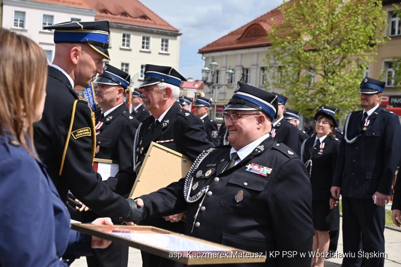 Zdjęcie w galerii na portalu naszwodzislaw.com: Medale, odznaki i awanse. Uroczyste obchody z okazji Dnia Strażaka na wodzisławskim rynku wiadomości z regionu