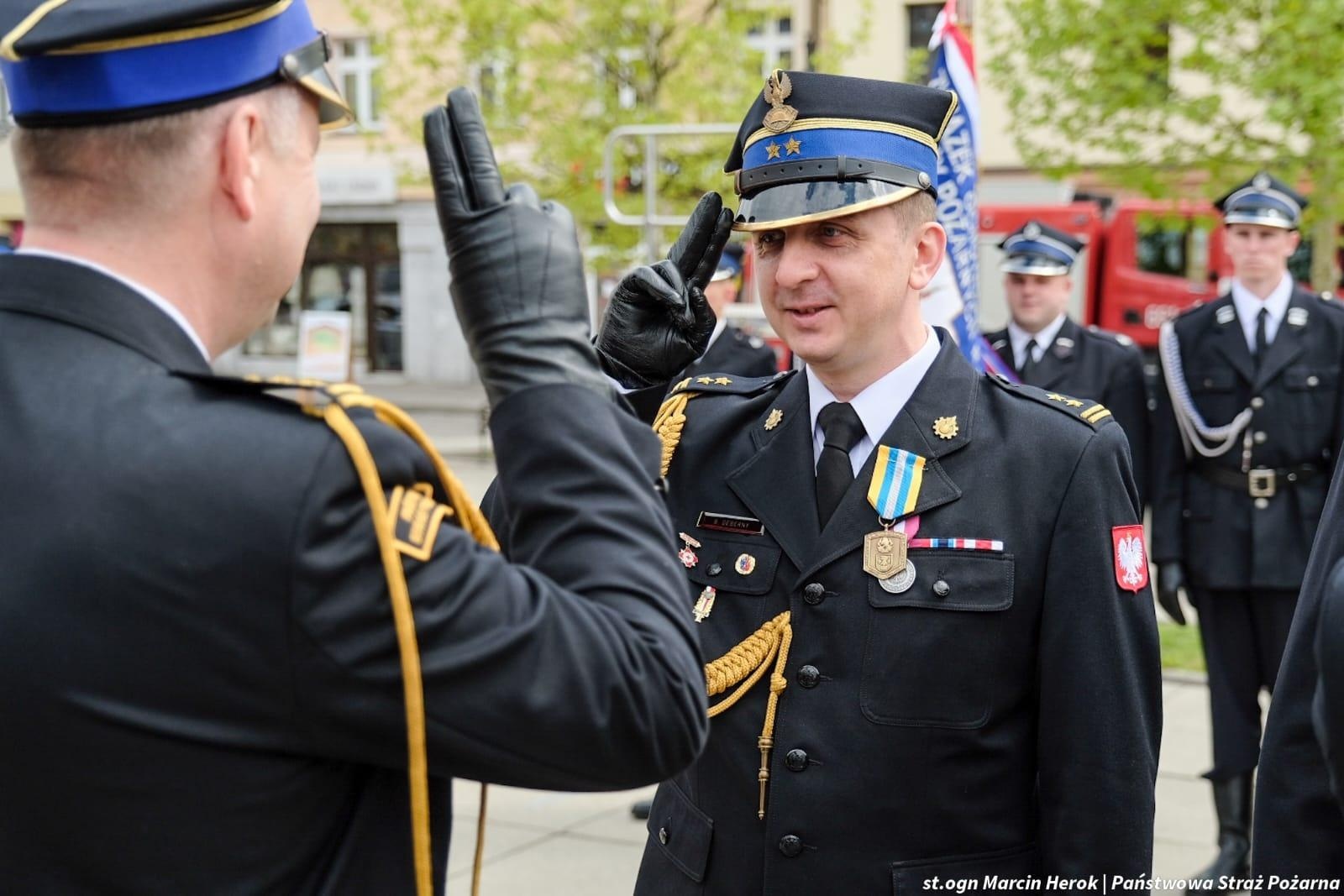 Zdjęcie w galerii na portalu naszwodzislaw.com: Medale, odznaki i awanse. Uroczyste obchody z okazji Dnia Strażaka na wodzisławskim rynku wiadomości z regionu