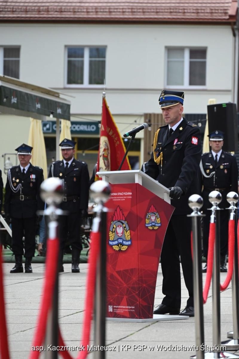 Zdjęcie w galerii na portalu naszwodzislaw.com: Medale, odznaki i awanse. Uroczyste obchody z okazji Dnia Strażaka na wodzisławskim rynku wiadomości z regionu