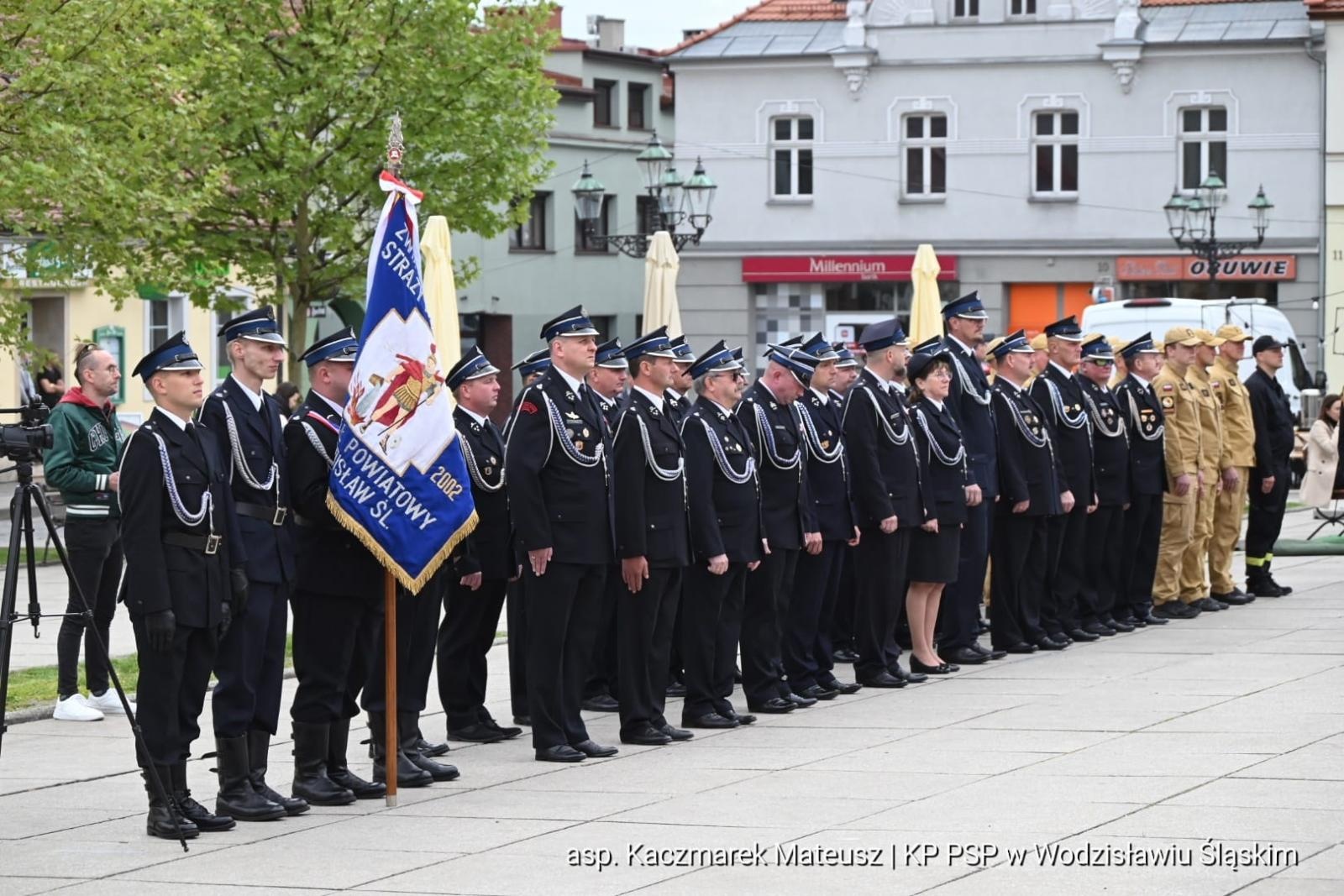 Zdjęcie w galerii na portalu naszwodzislaw.com: Medale, odznaki i awanse. Uroczyste obchody z okazji Dnia Strażaka na wodzisławskim rynku wiadomości z regionu