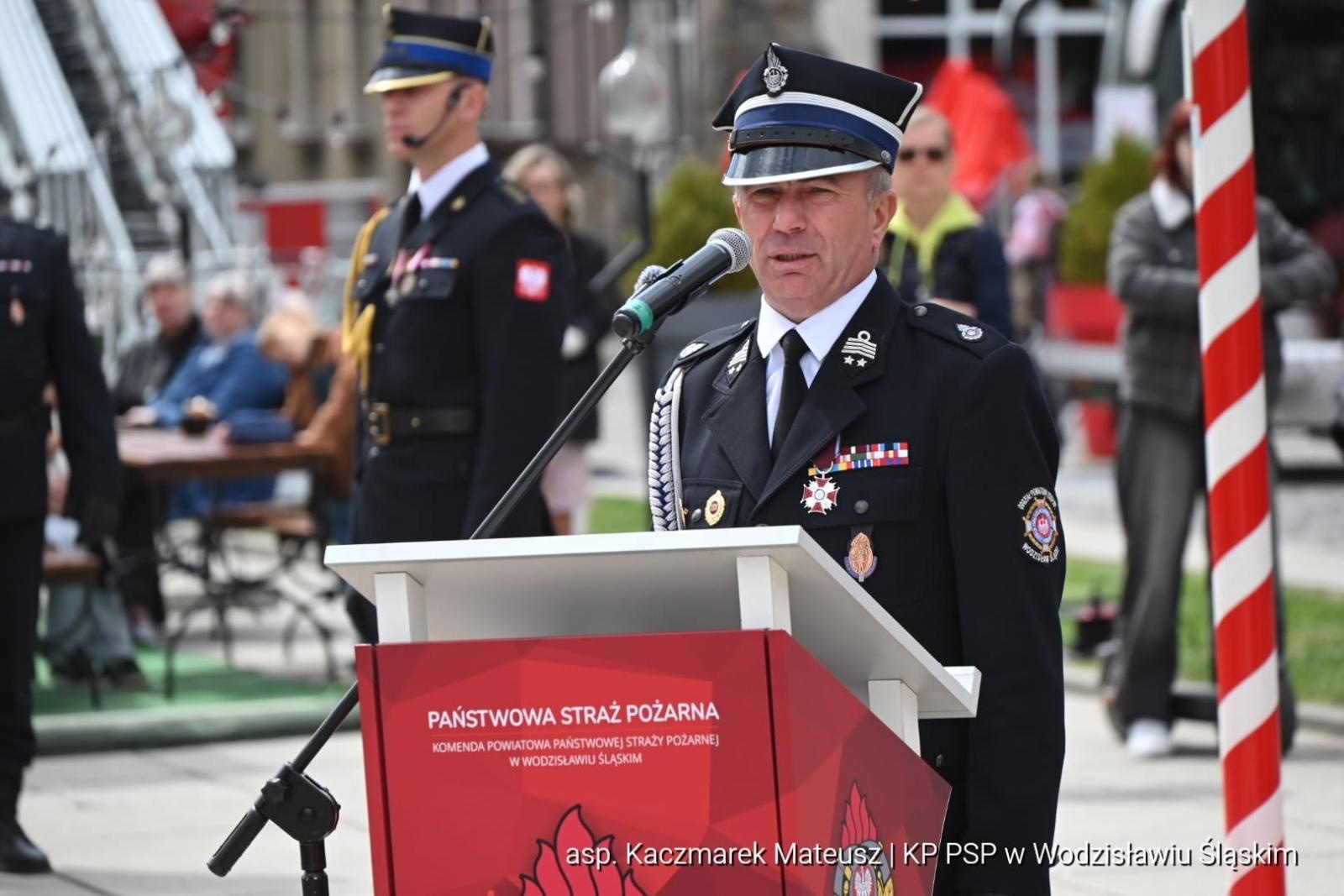 Zdjęcie w galerii na portalu naszwodzislaw.com: Medale, odznaki i awanse. Uroczyste obchody z okazji Dnia Strażaka na wodzisławskim rynku wiadomości z regionu