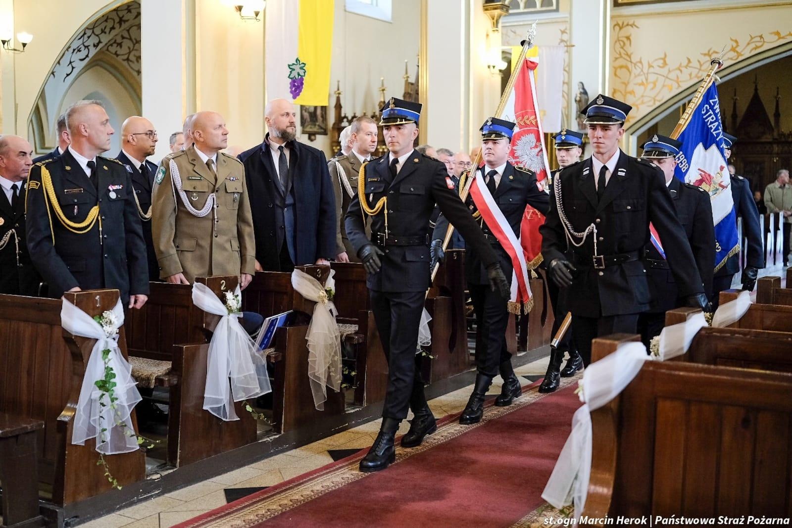 Zdjęcie w galerii na portalu naszwodzislaw.com: Medale, odznaki i awanse. Uroczyste obchody z okazji Dnia Strażaka na wodzisławskim rynku wiadomości z regionu