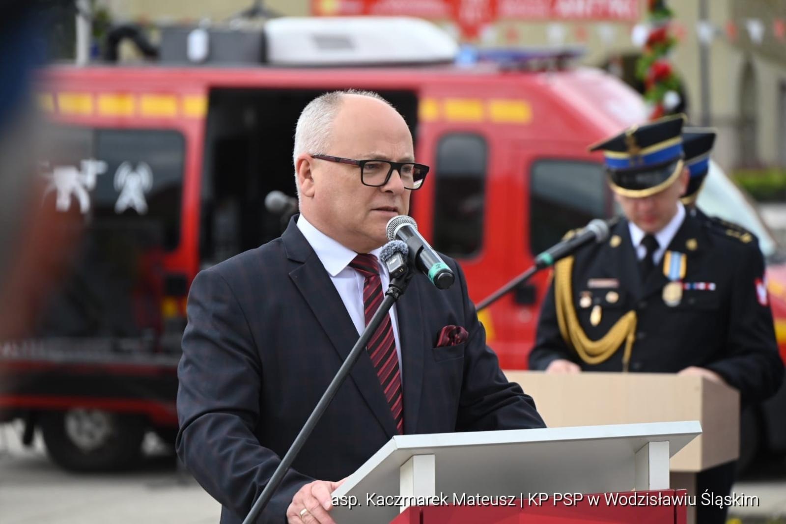 Zdjęcie w galerii na portalu naszwodzislaw.com: Medale, odznaki i awanse. Uroczyste obchody z okazji Dnia Strażaka na wodzisławskim rynku wiadomości z regionu