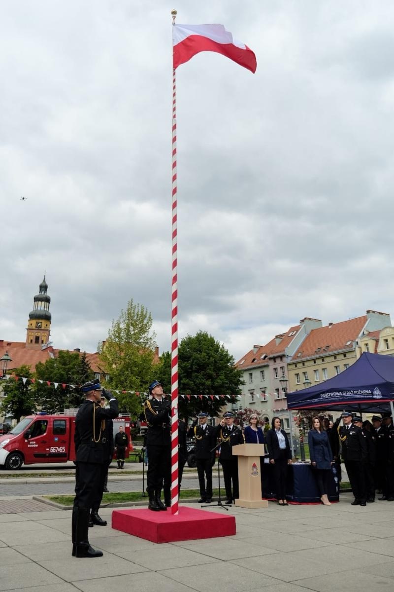 Zdjęcie w galerii na portalu naszwodzislaw.com: Medale, odznaki i awanse. Uroczyste obchody z okazji Dnia Strażaka na wodzisławskim rynku wiadomości z regionu