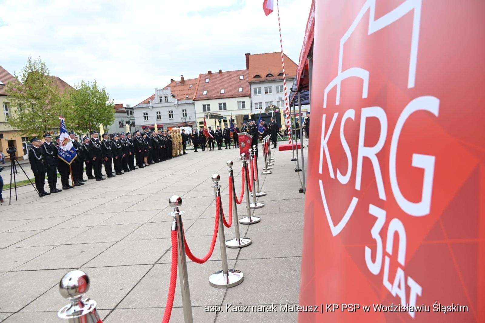 Zdjęcie w galerii na portalu naszwodzislaw.com: Medale, odznaki i awanse. Uroczyste obchody z okazji Dnia Strażaka na wodzisławskim rynku wiadomości z regionu