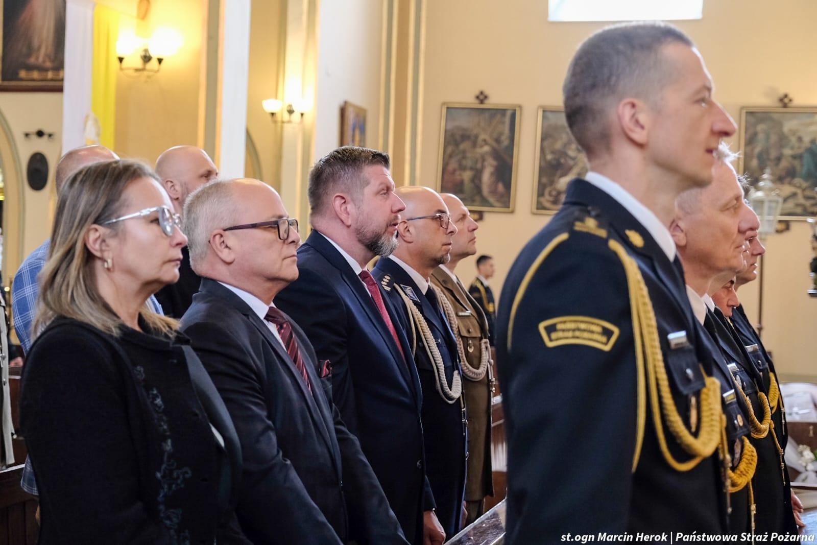 Zdjęcie w galerii na portalu naszwodzislaw.com: Medale, odznaki i awanse. Uroczyste obchody z okazji Dnia Strażaka na wodzisławskim rynku wiadomości z regionu