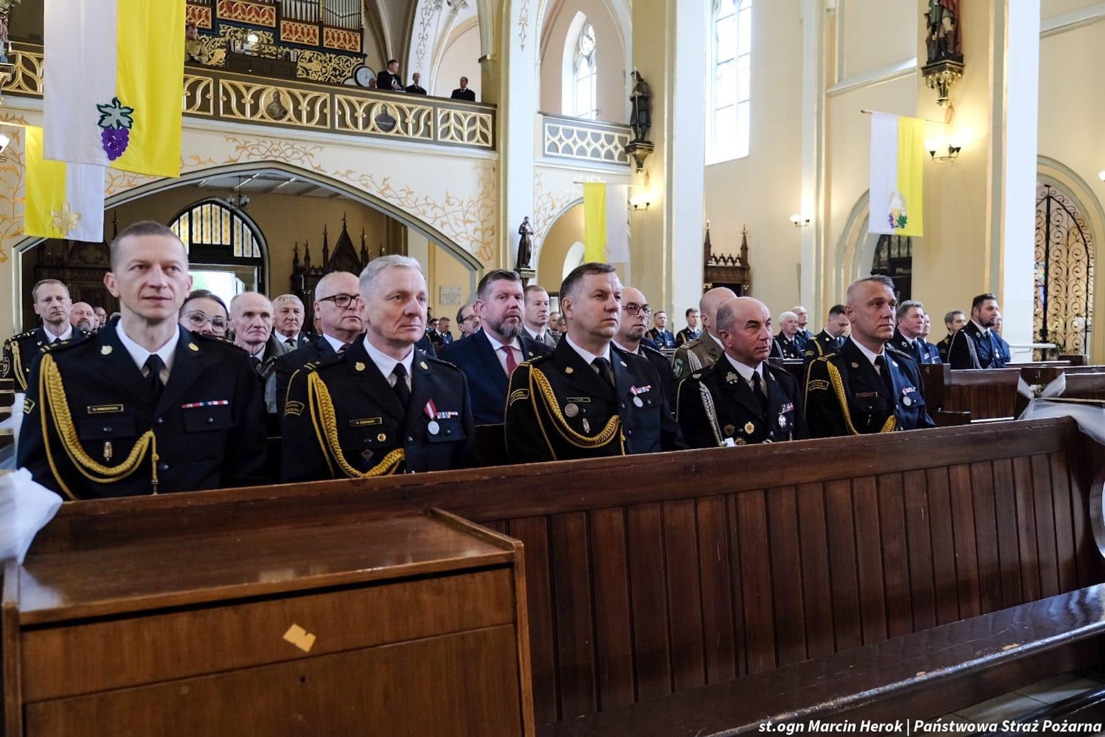 Zdjęcie w galerii na portalu naszwodzislaw.com: Medale, odznaki i awanse. Uroczyste obchody z okazji Dnia Strażaka na wodzisławskim rynku wiadomości z regionu