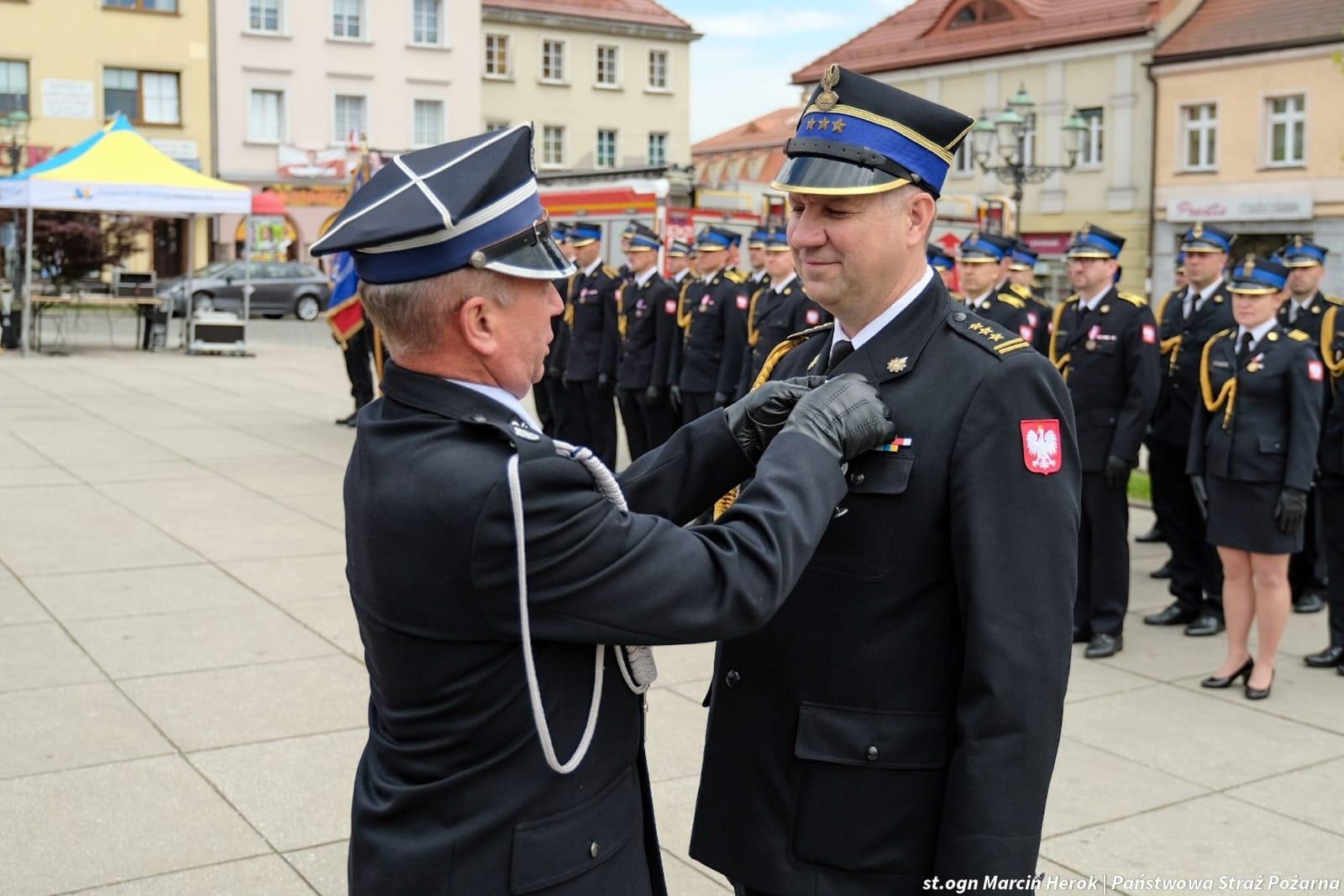 Zdjęcie w galerii na portalu naszwodzislaw.com: Medale, odznaki i awanse. Uroczyste obchody z okazji Dnia Strażaka na wodzisławskim rynku wiadomości z regionu