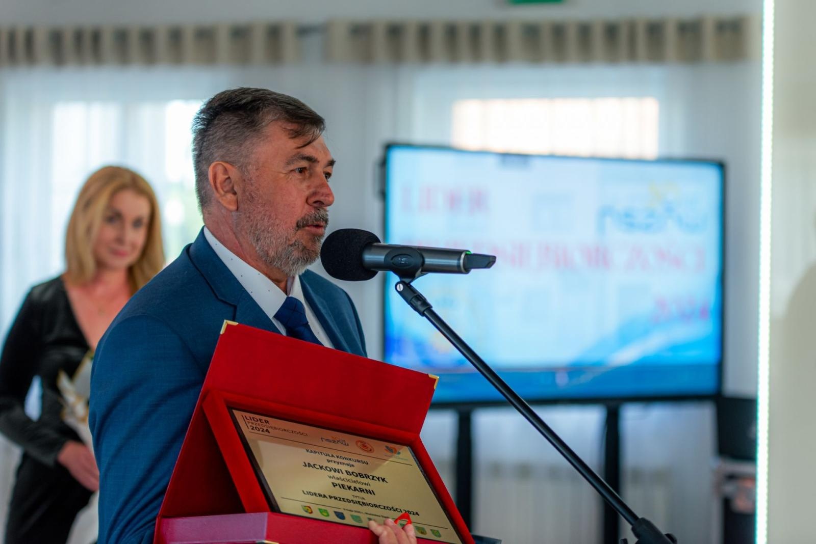 Zdjęcie w galerii na portalu naszwodzislaw.com: Kolejna grupa przedsiębiorców dołączyła do biznesowej elity powiatu wiadomości z regionu