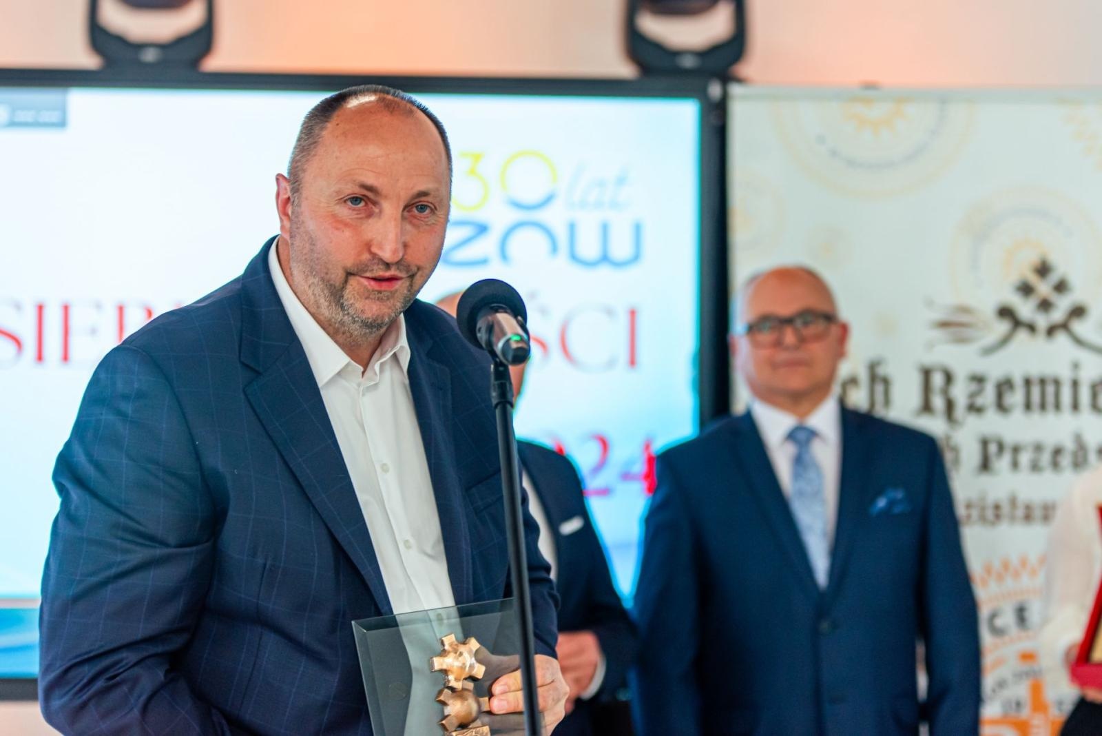 Zdjęcie w galerii na portalu naszwodzislaw.com: Kolejna grupa przedsiębiorców dołączyła do biznesowej elity powiatu wiadomości z regionu