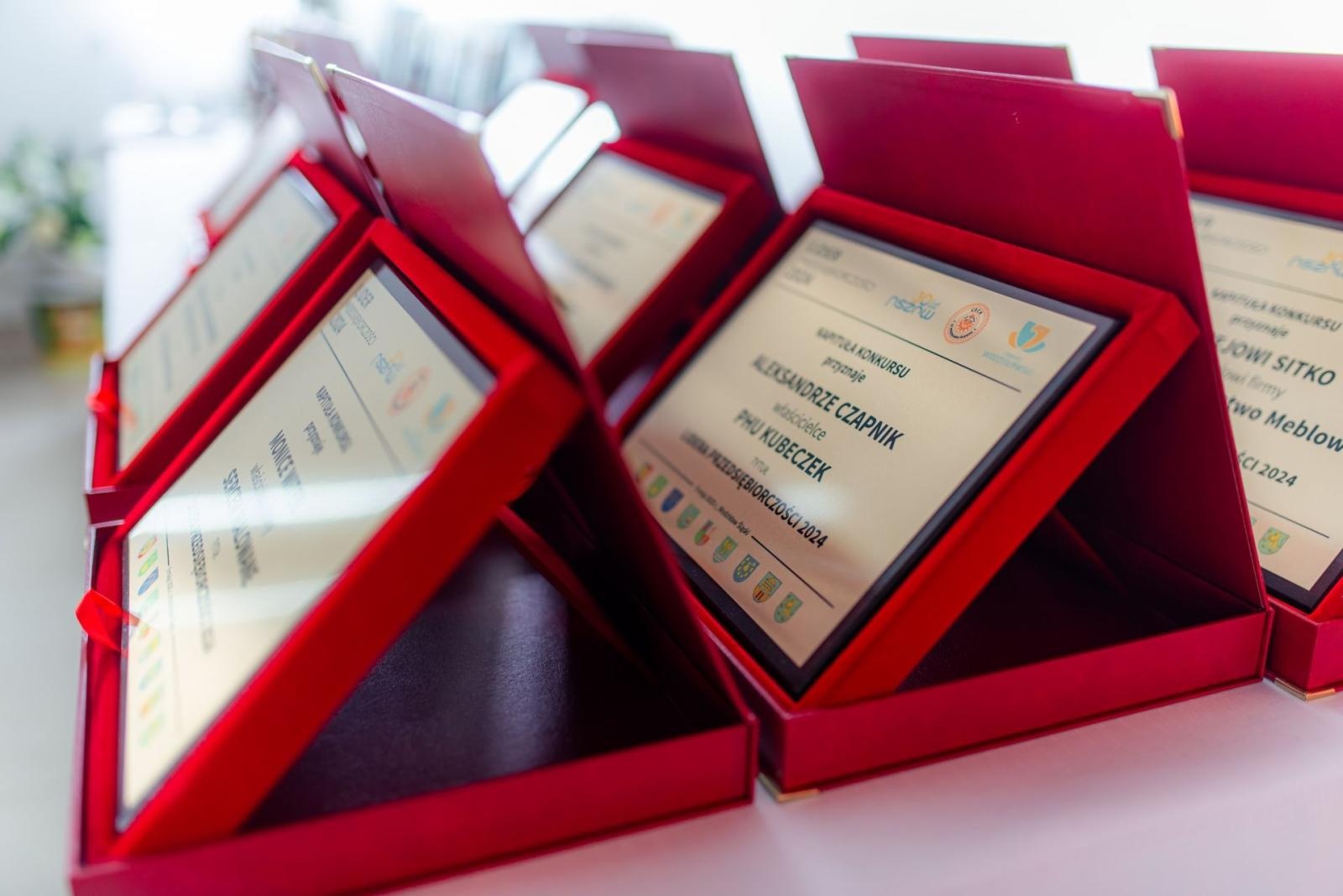 Zdjęcie w galerii na portalu naszwodzislaw.com: Kolejna grupa przedsiębiorców dołączyła do biznesowej elity powiatu wiadomości z regionu