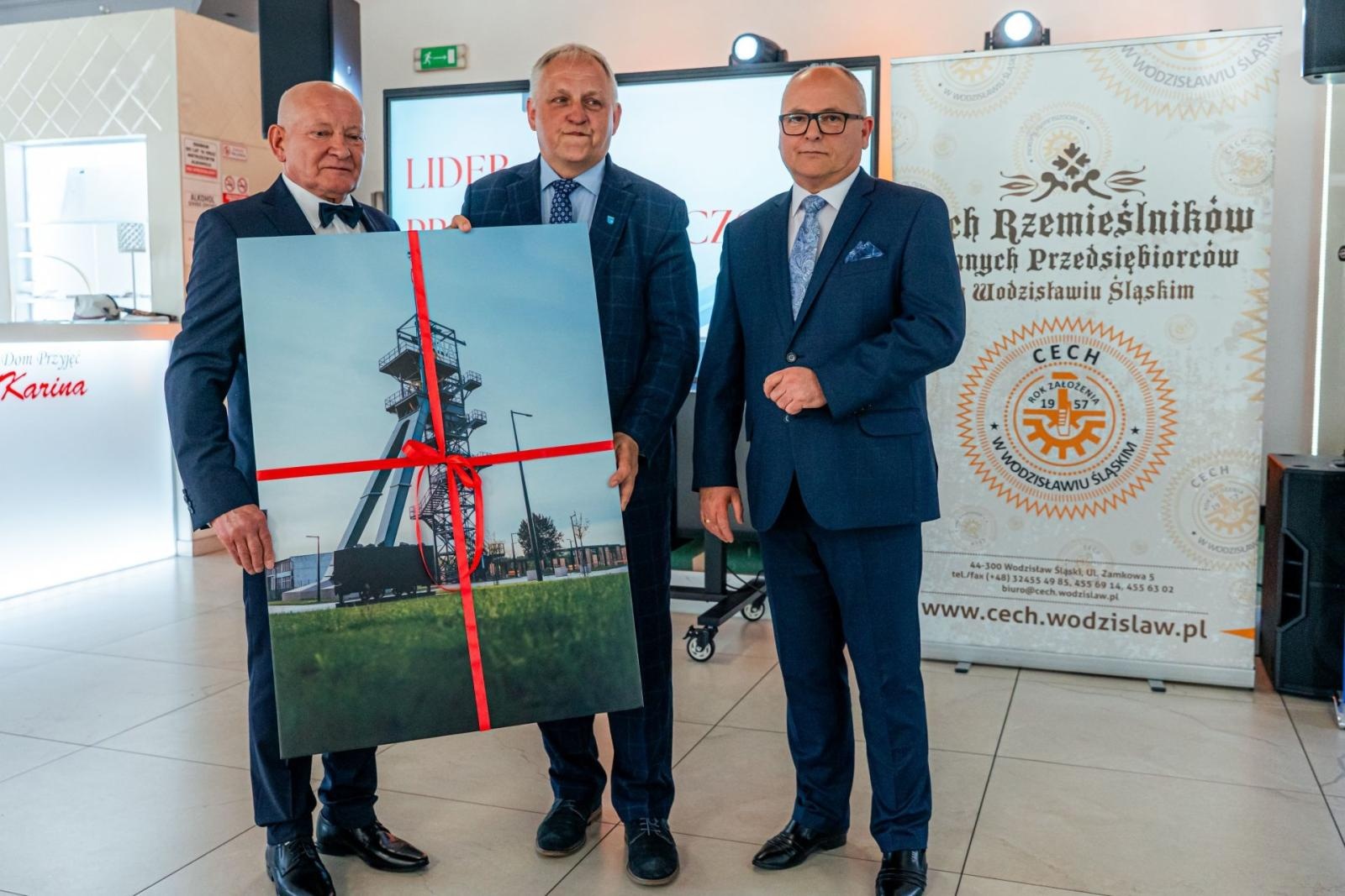 Zdjęcie w galerii na portalu naszwodzislaw.com: Kolejna grupa przedsiębiorców dołączyła do biznesowej elity powiatu wiadomości z regionu